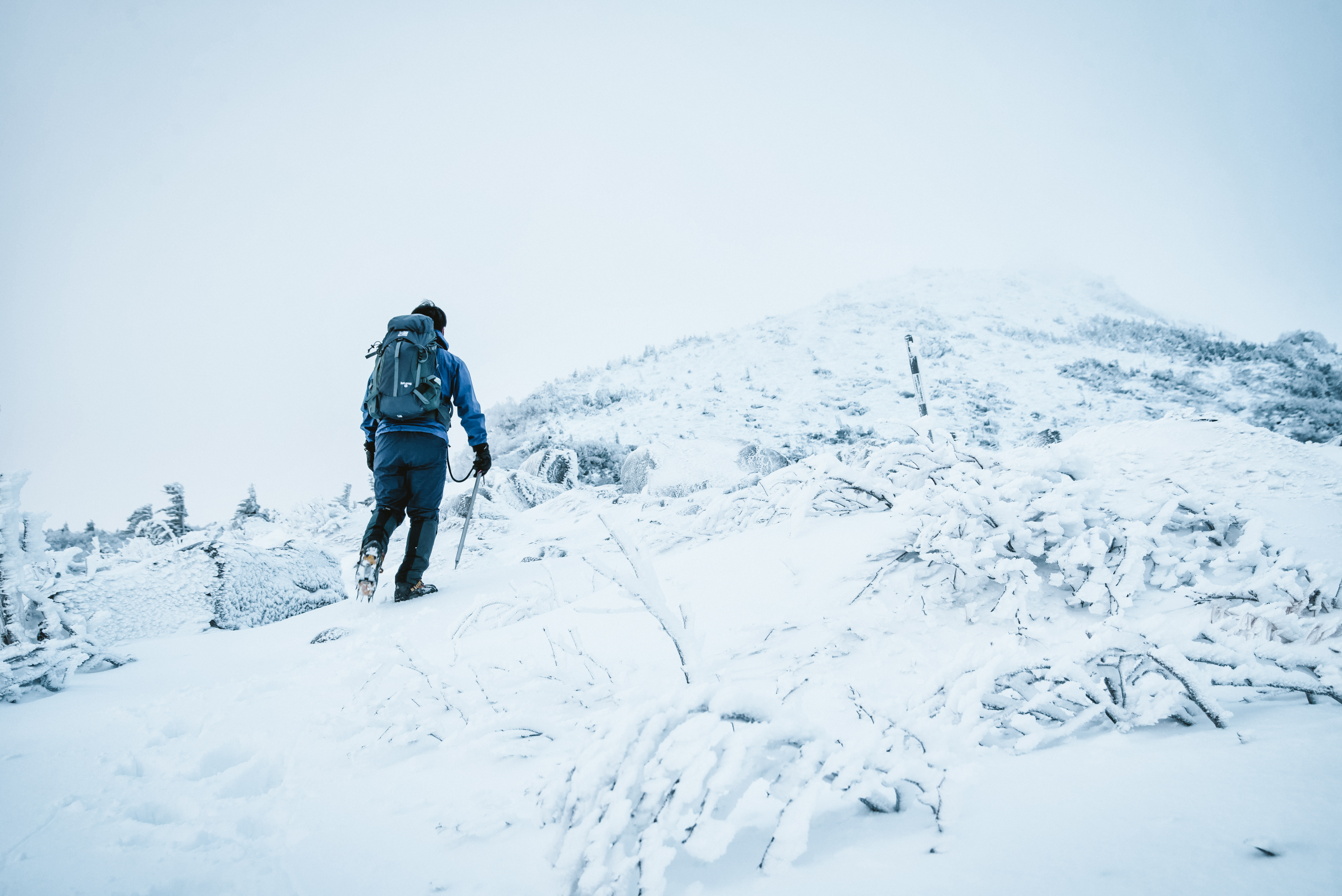 ピッケルとアイゼンを装備して挑む雪山の写真 画像 を無料ダウンロード フリー素材のぱくたそ