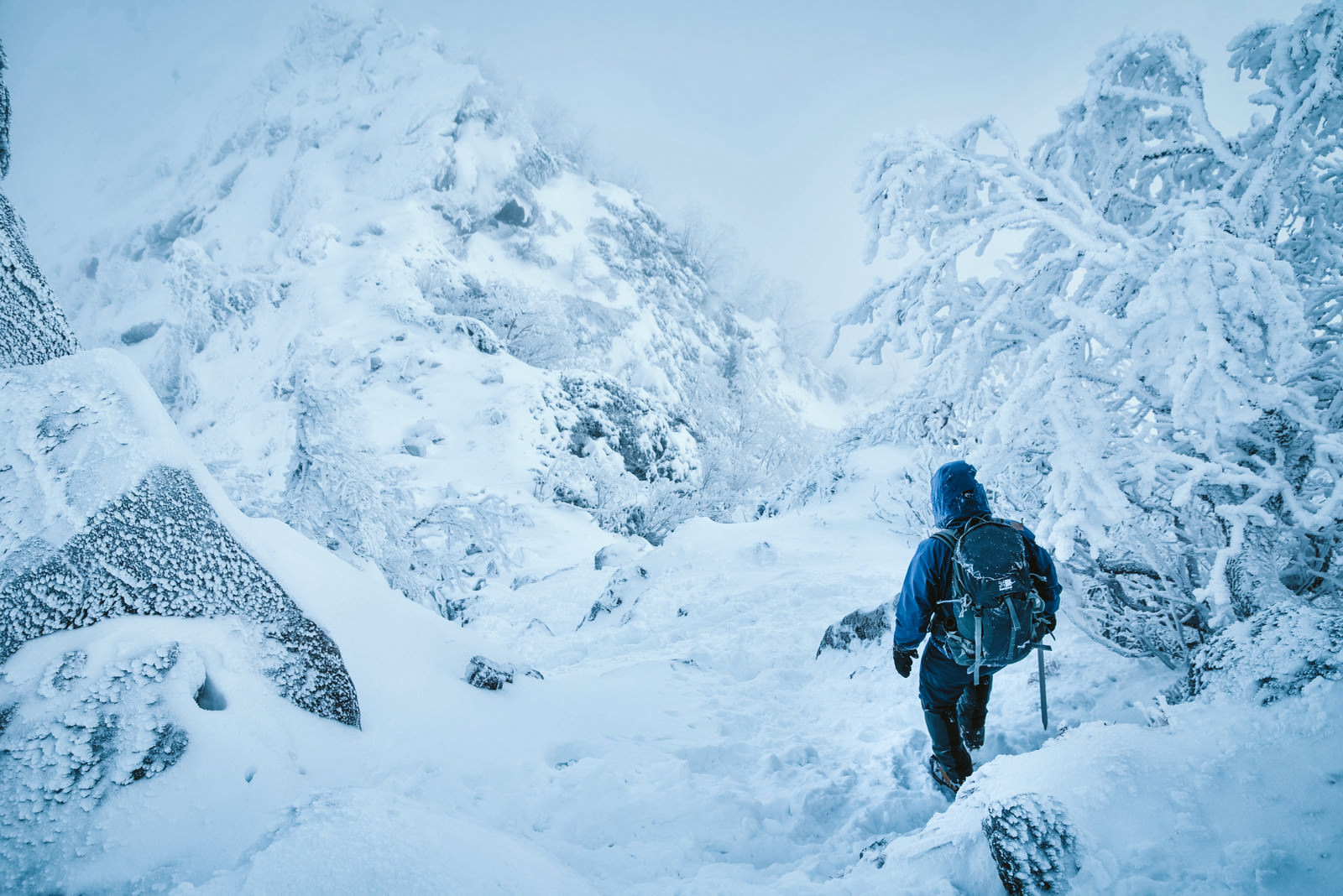 吹雪く雪山を下山する登山者の写真 画像 を無料ダウンロード フリー素材のぱくたそ