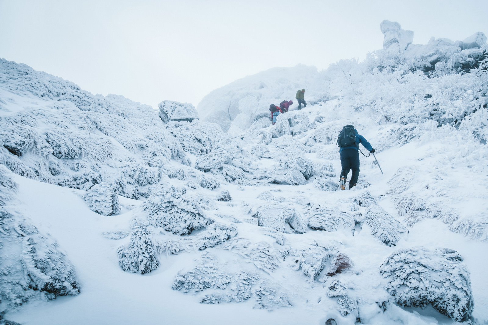 悪天候の雪山に挑む登山者達の写真 画像 を無料ダウンロード フリー素材のぱくたそ