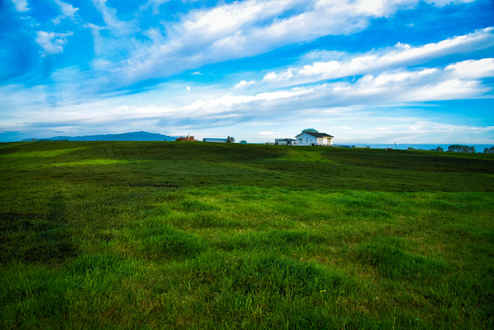 ニュージーランド郊外の広大な草原の中にある家の写真を無料ダウンロード フリー素材 ぱくたそ