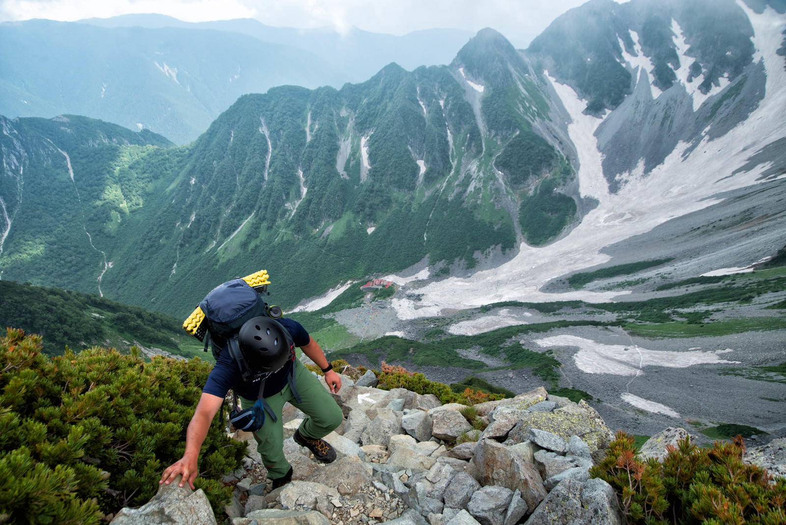 北穂高岳南陵の岩場（崖沿い）を登る登山者の写真を無料ダウンロード（フリー素材） - ぱくたそ