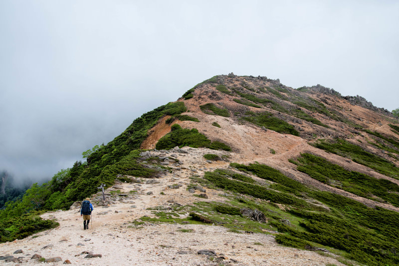 天狗岳の稜線を歩く登山者(八ヶ岳連峰)