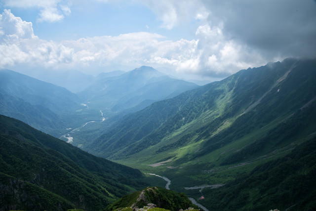 重太郎新道から俯瞰する上高地と焼岳の写真素材