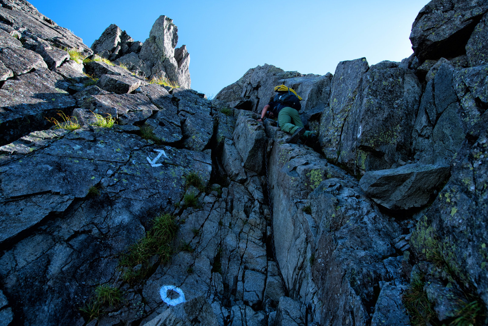 登山者を待ち構える鎖場の絶壁の写真素材 ぱくたそ