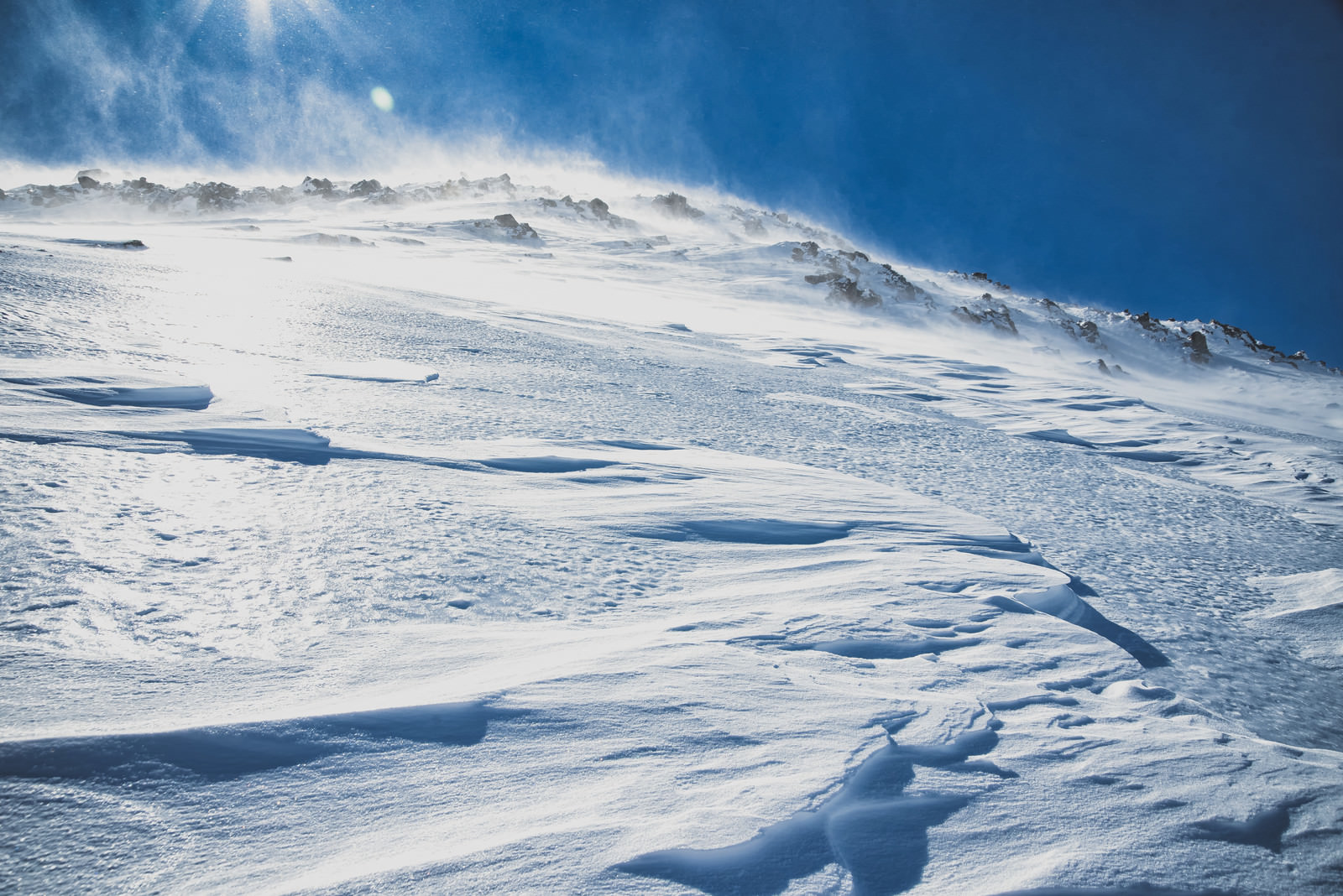 強風に晒される雪山の斜面の写真を無料ダウンロード フリー素材 ぱくたそ 強風に晒される雪山の斜面の写真を無料ダウンロード フリー素材 ぱくたそ