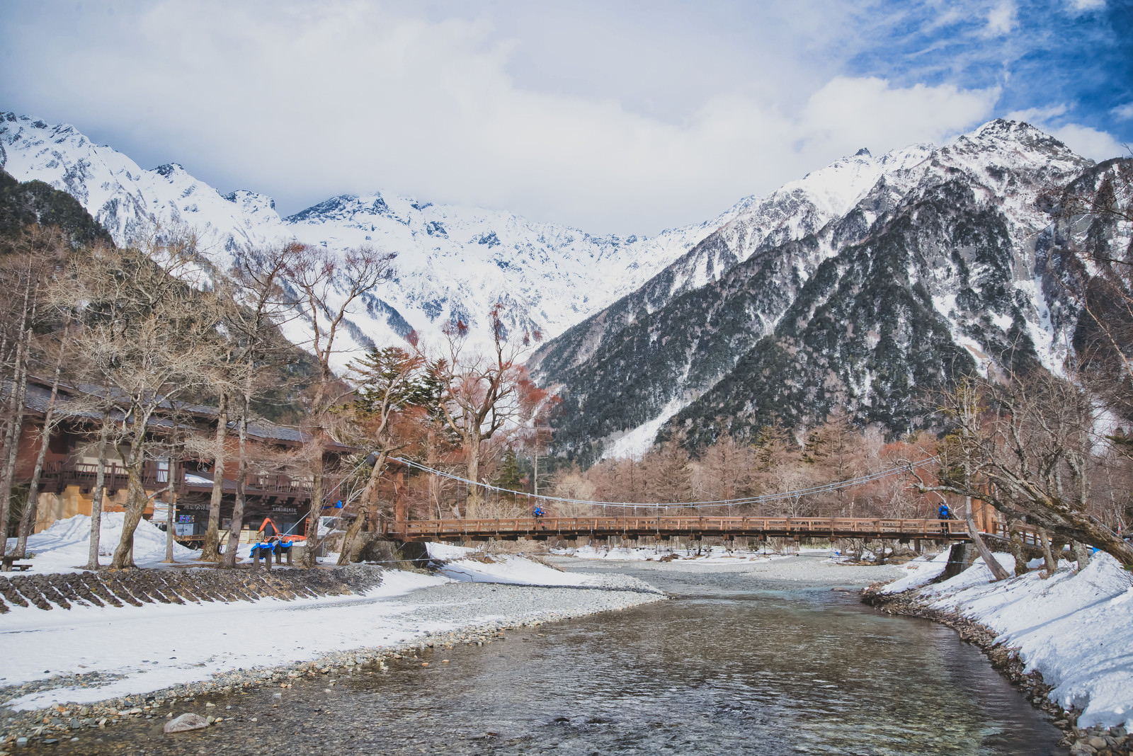 厳冬期の上高地を流れる川と木製の吊橋 河童橋 の写真を無料ダウンロード フリー素材 ぱくたそ