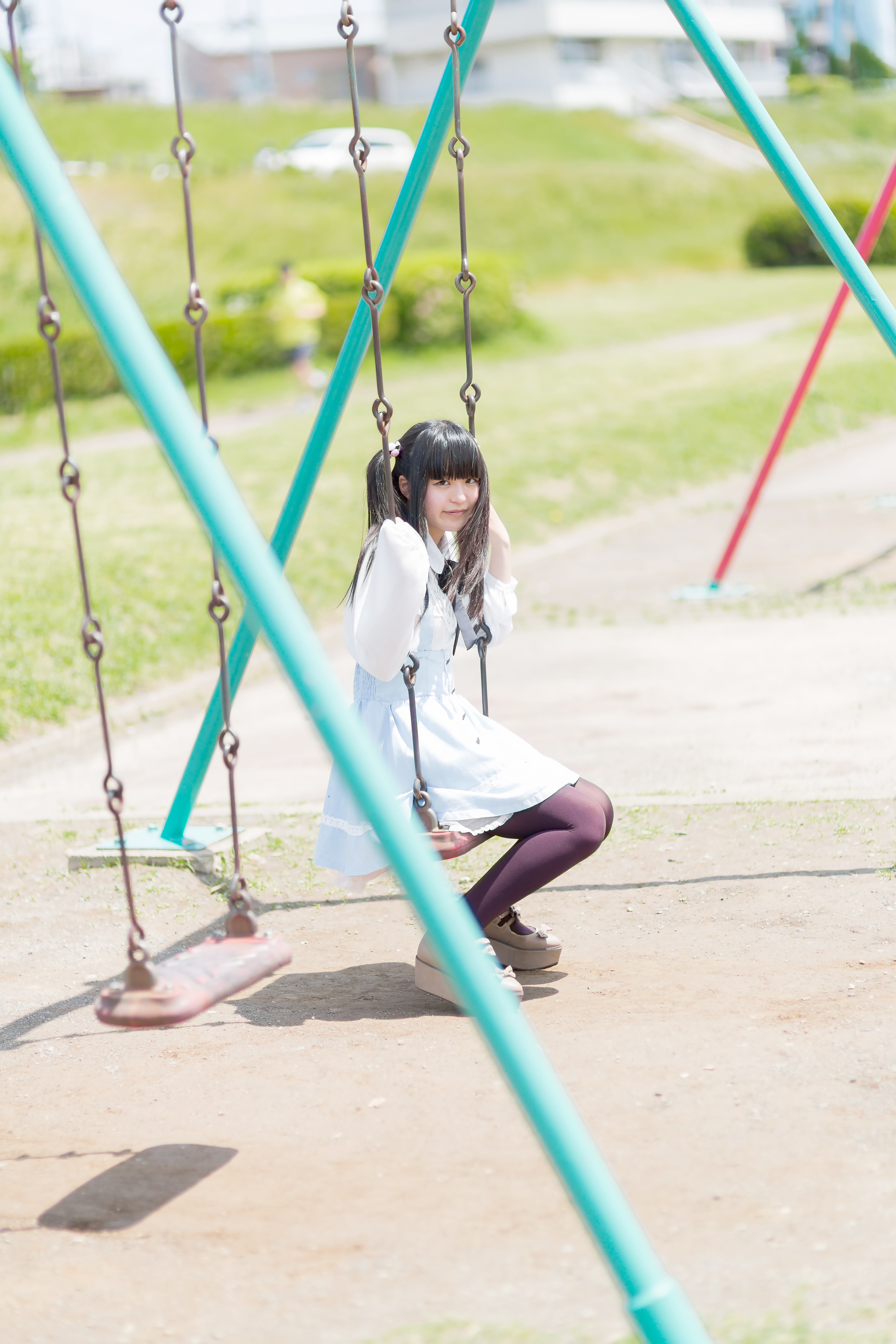 ブランコに座ったツインテールの女の子の写真を無料ダウンロード フリー素材 ぱくたそ