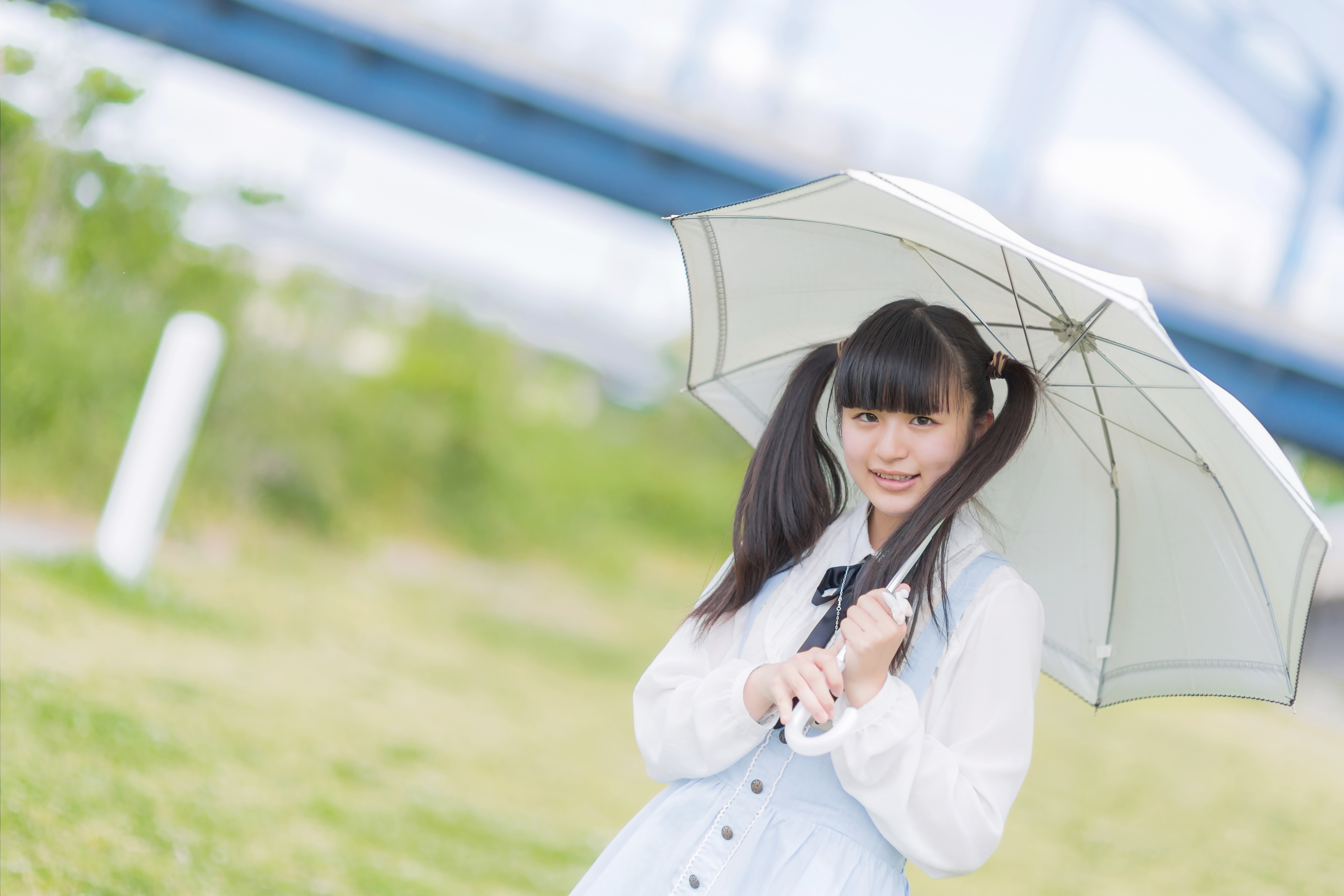 日傘をさして笑顔で微笑むツインテールの女の子の写真素材 ぱくたそ