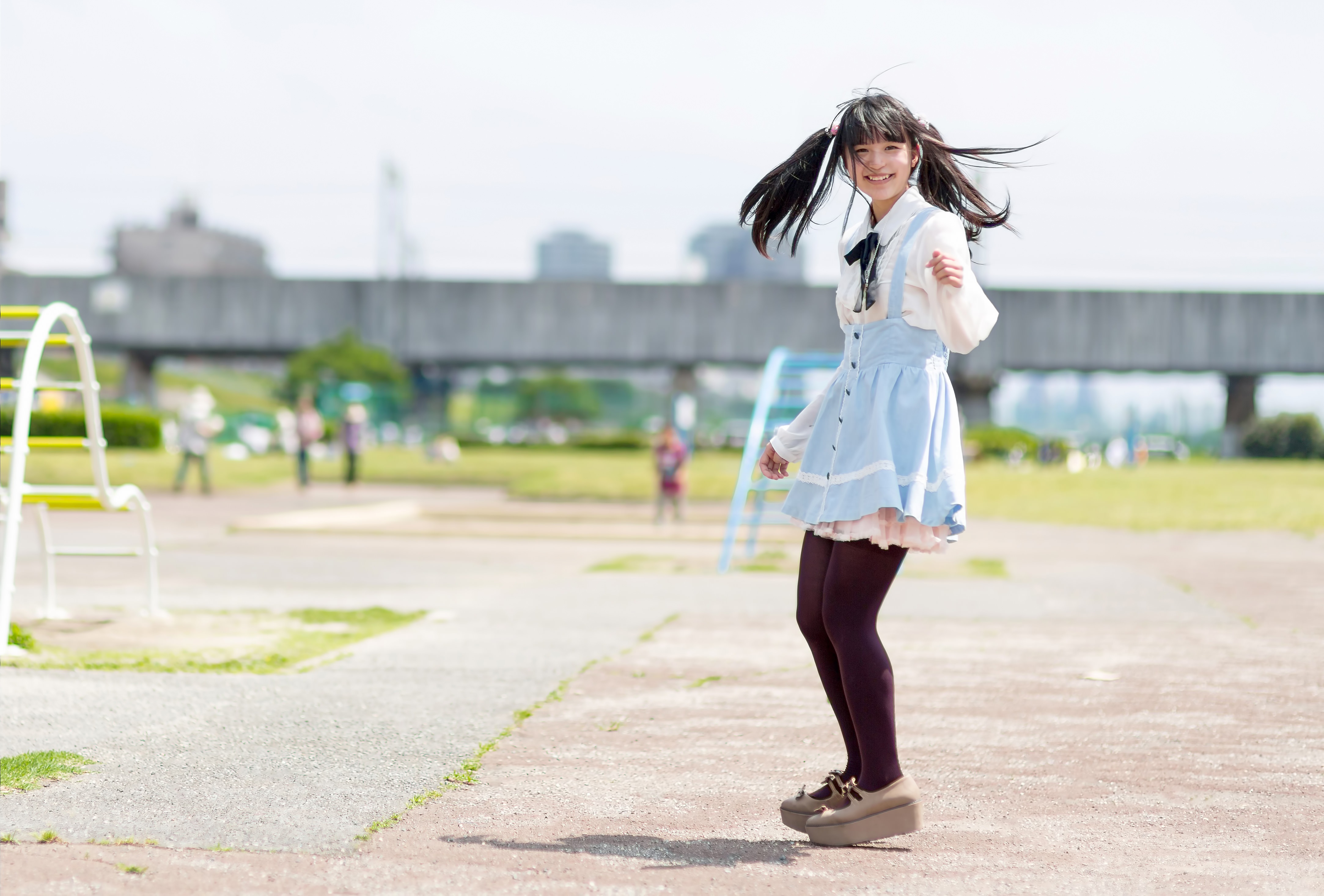 公園で振り返るツインテールの女の子の写真 フリー素材は ぱくたそ 写真を無料ダウンロード