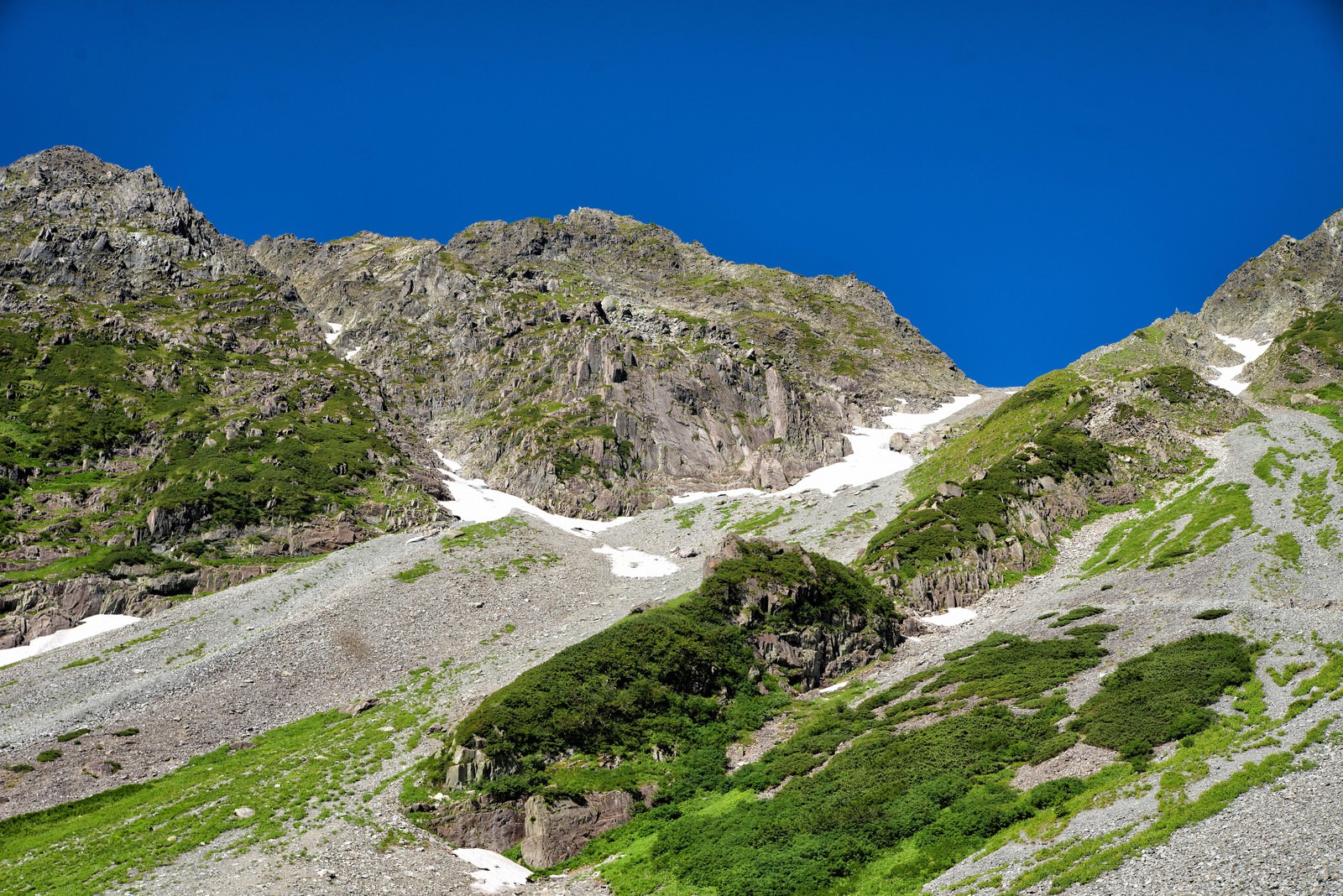 ザイテングラードの岩尾根から見える青空の写真素材 ぱくたそ