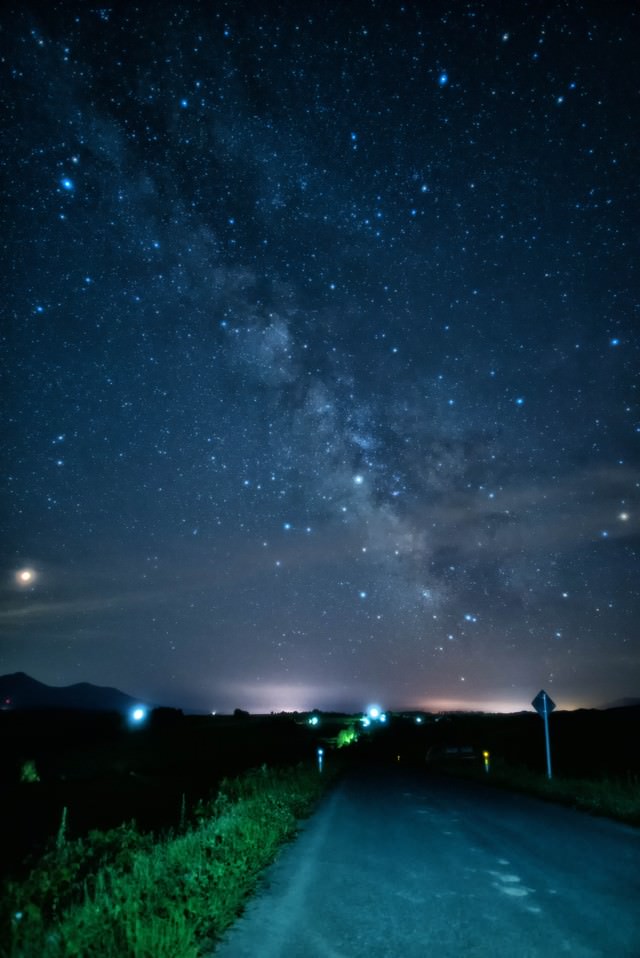 富良野の道路から眺める天の川の写真 画像 フリー素材 ぱくたそ