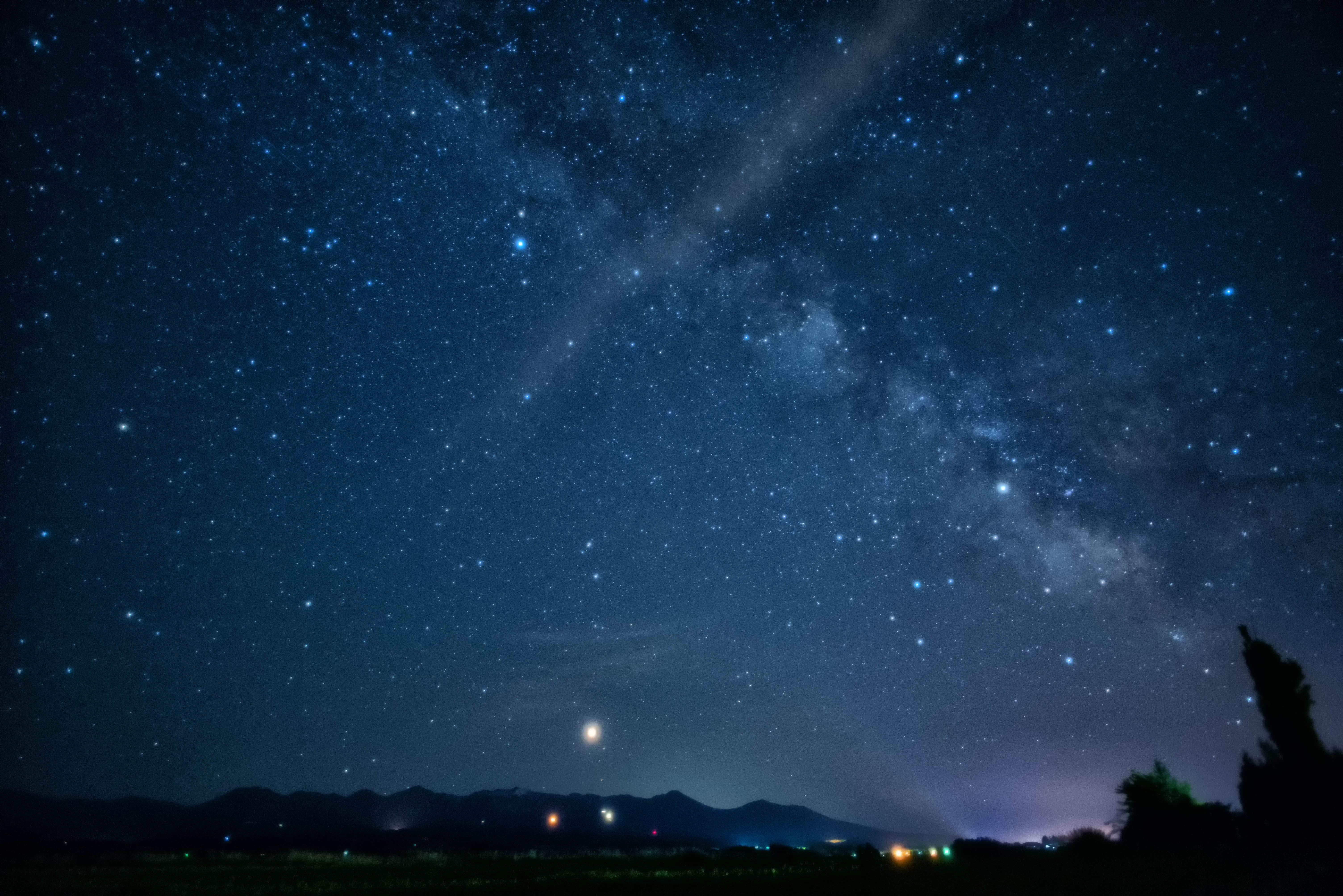 夜空に広がる天の川の写真 画像 を無料ダウンロード フリー素材のぱくたそ