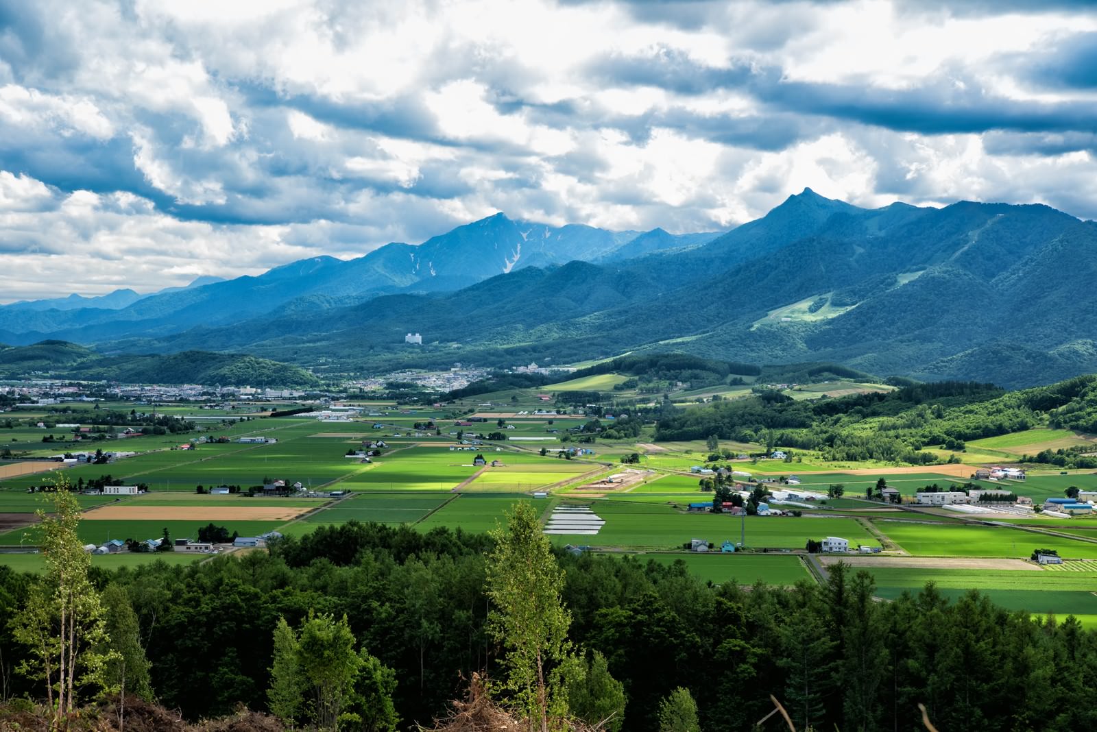 富良野にある山の麓の田舎町の写真 画像 を無料ダウンロード フリー素材のぱくたそ