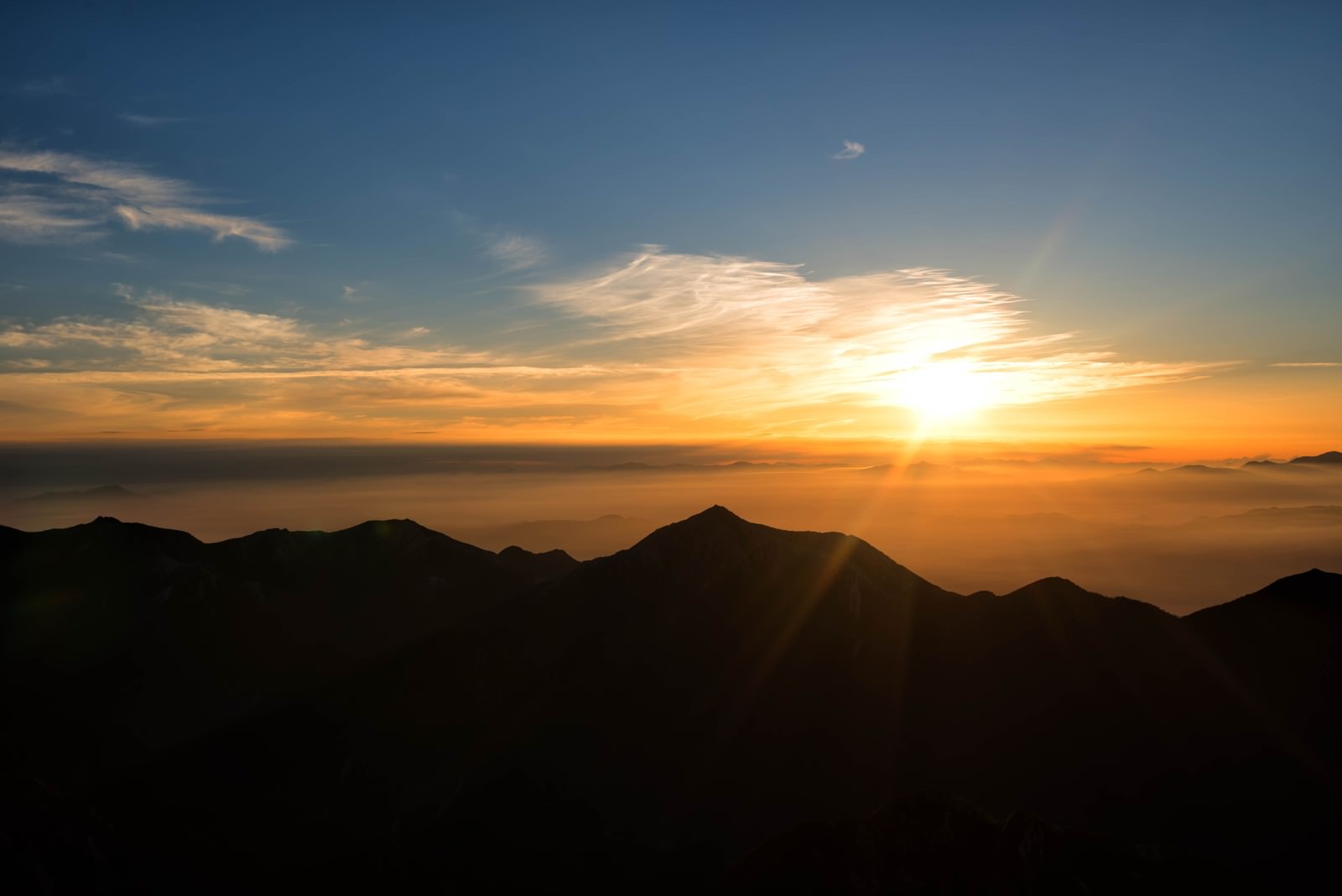 常念山脈から昇る朝日の写真素材 ぱくたそ