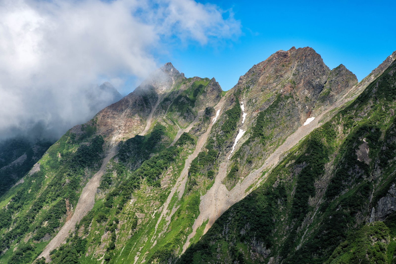 「急峻な斜面と穂高の稜線 | フリー素材のぱくたそ」の写真