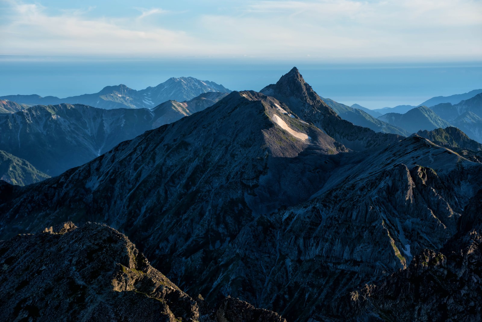 朝日に照らされる槍ヶ岳の美しさの写真素材 ぱくたそ