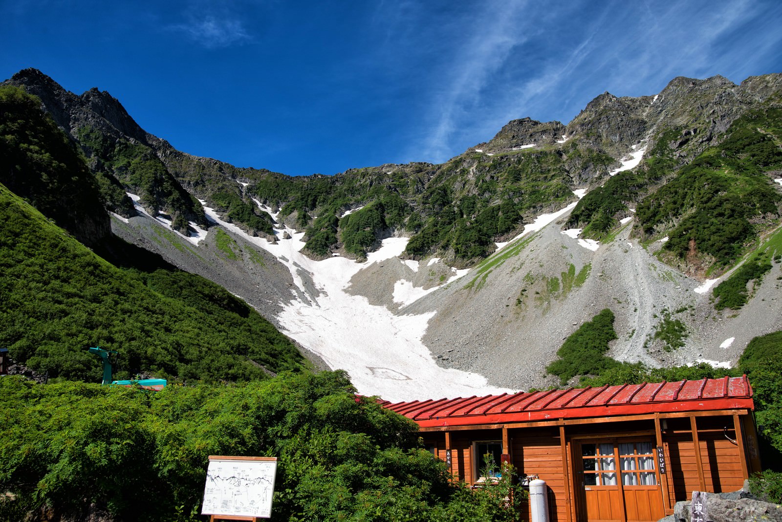 涸沢にある雪渓が見える診療所 いわひばり の写真素材 ぱくたそ