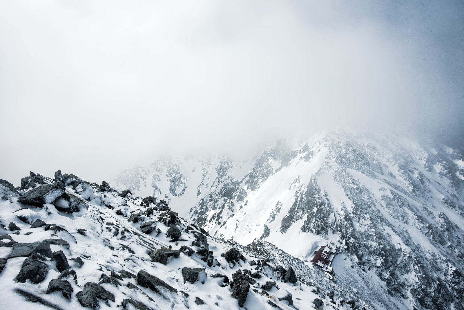 「ガスに覆われる穂高連峰の稜線」の写真