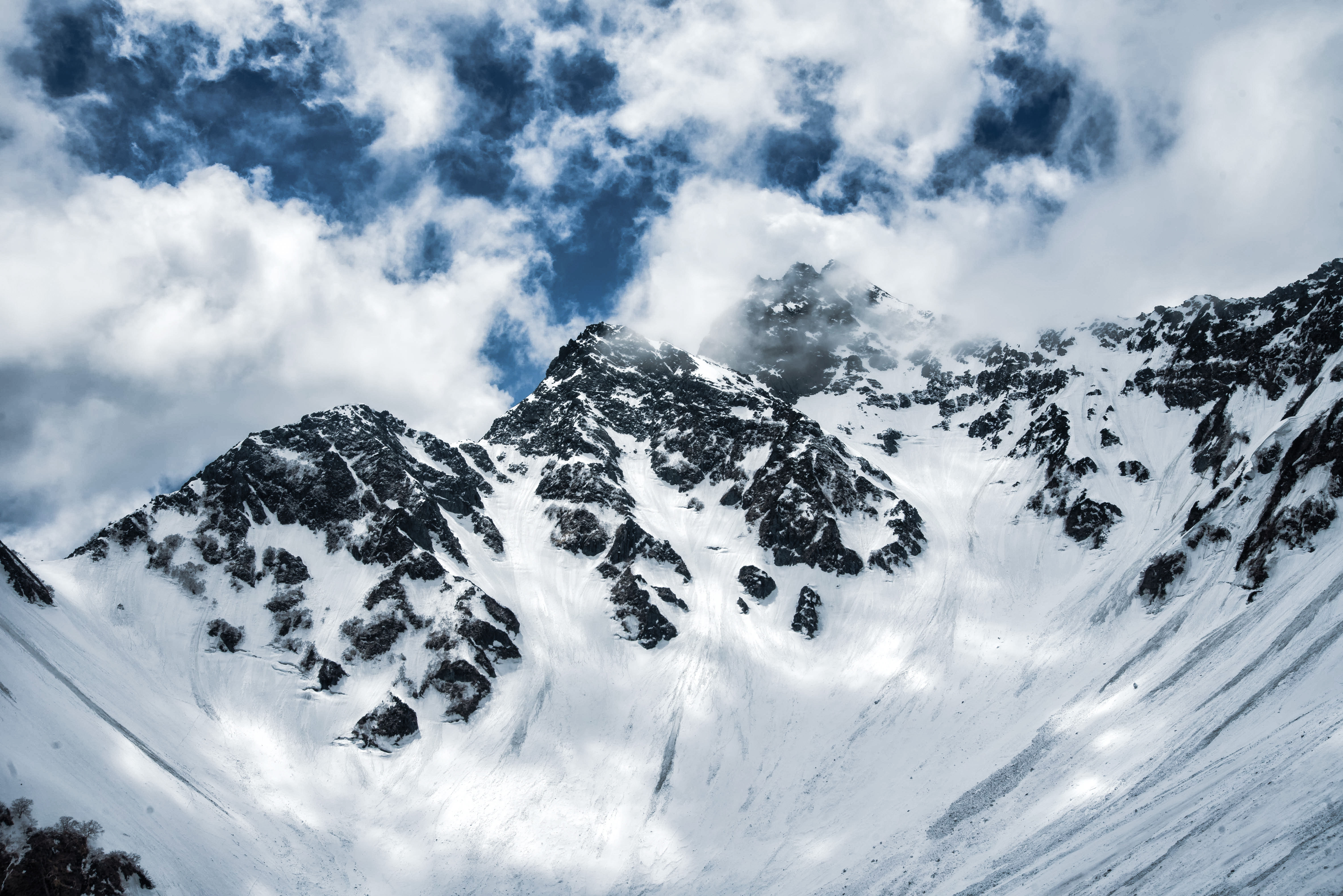 前穂高岳にかかる雲 北アルプス の写真素材 ぱくたそ