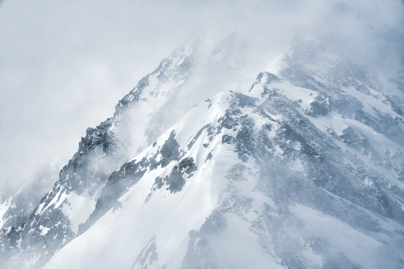 吹雪く視界不良の雪山の写真を無料ダウンロード フリー素材 ぱくたそ