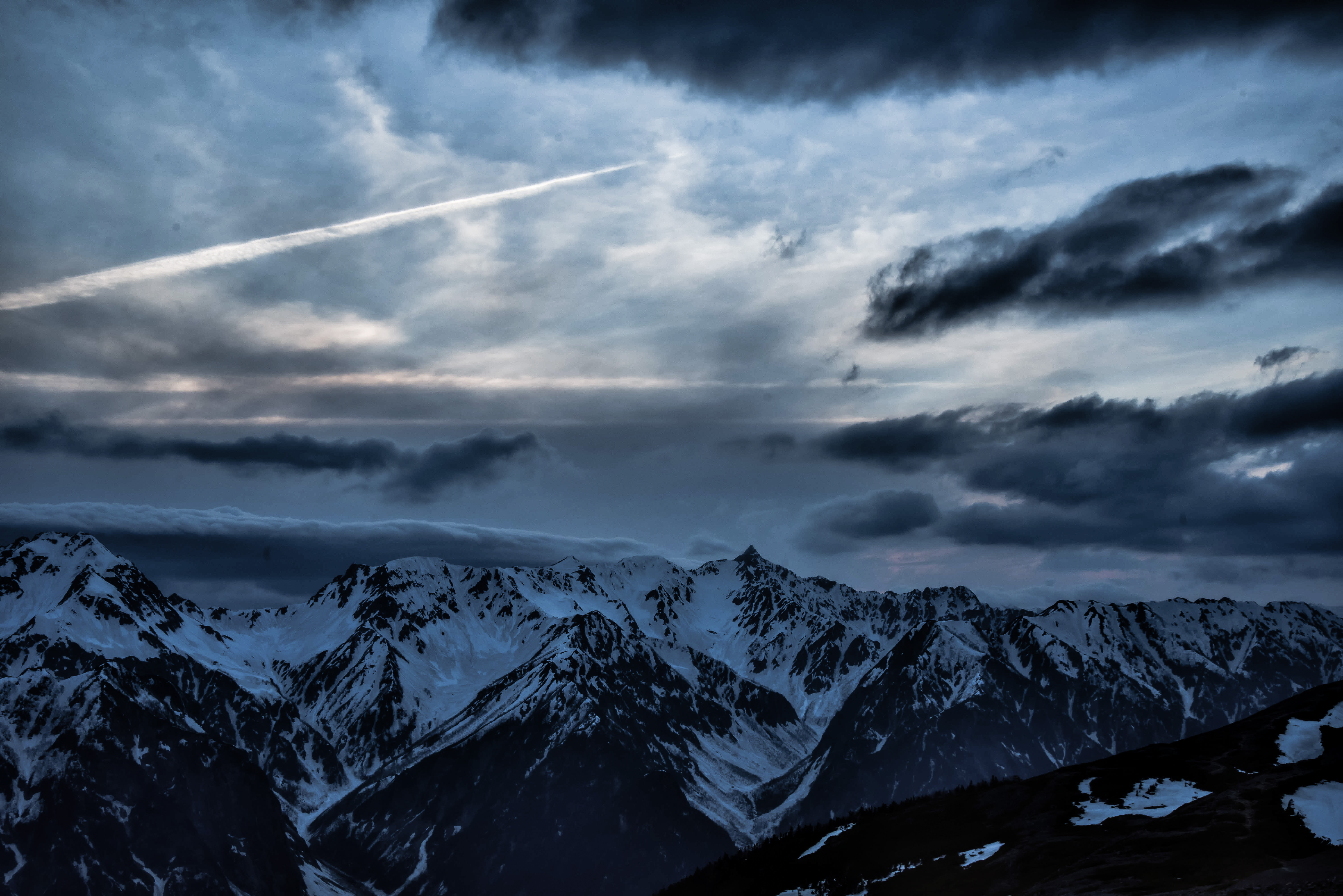 槍ヶ岳上空の飛行機雲の写真素材 ぱくたそ
