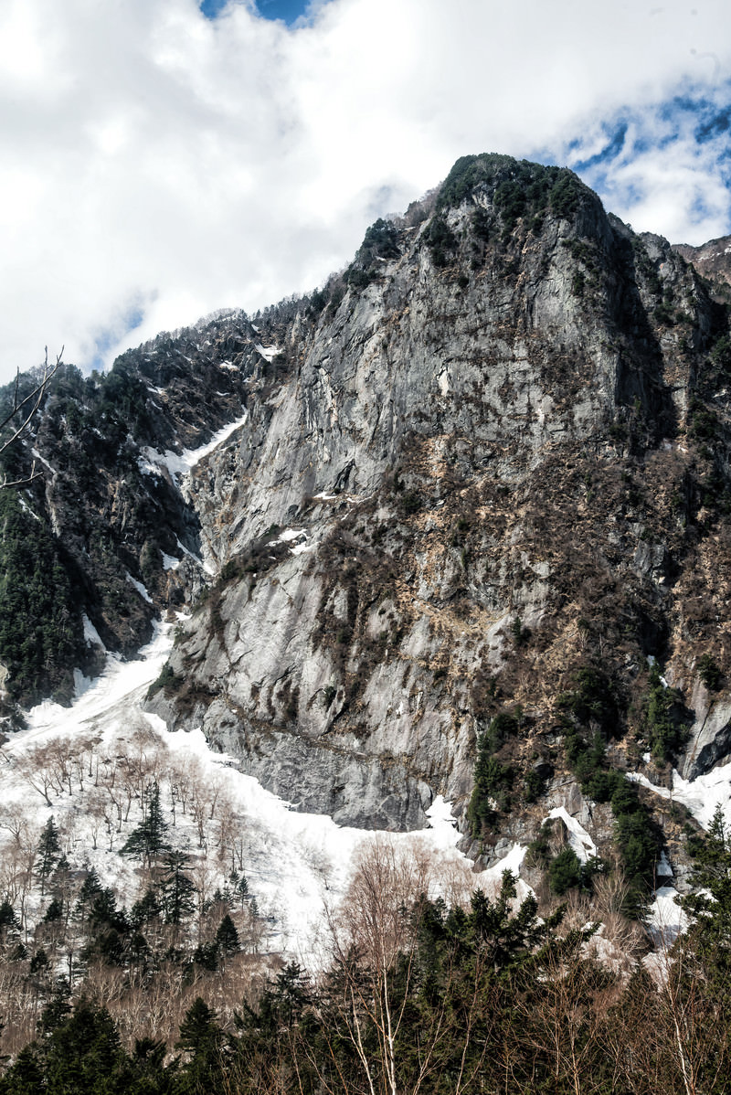「雪残る屏風岩の存在感」の写真