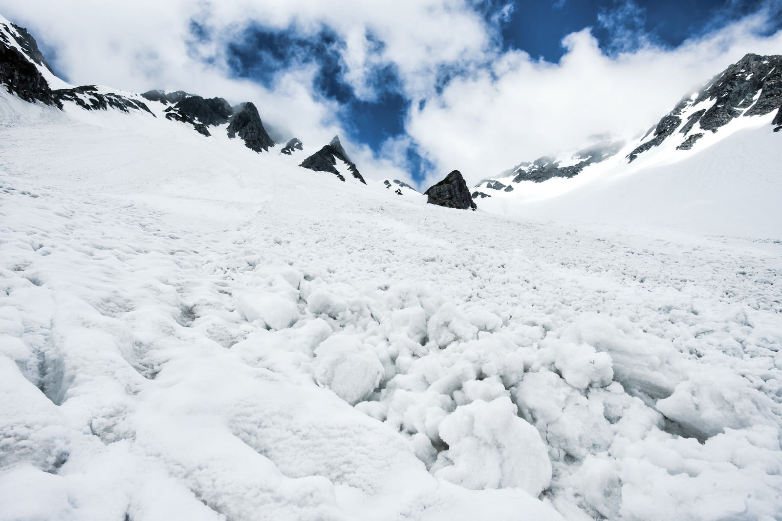 涸沢で発生した雪崩跡の写真を無料ダウンロード フリー素材 ぱくたそ