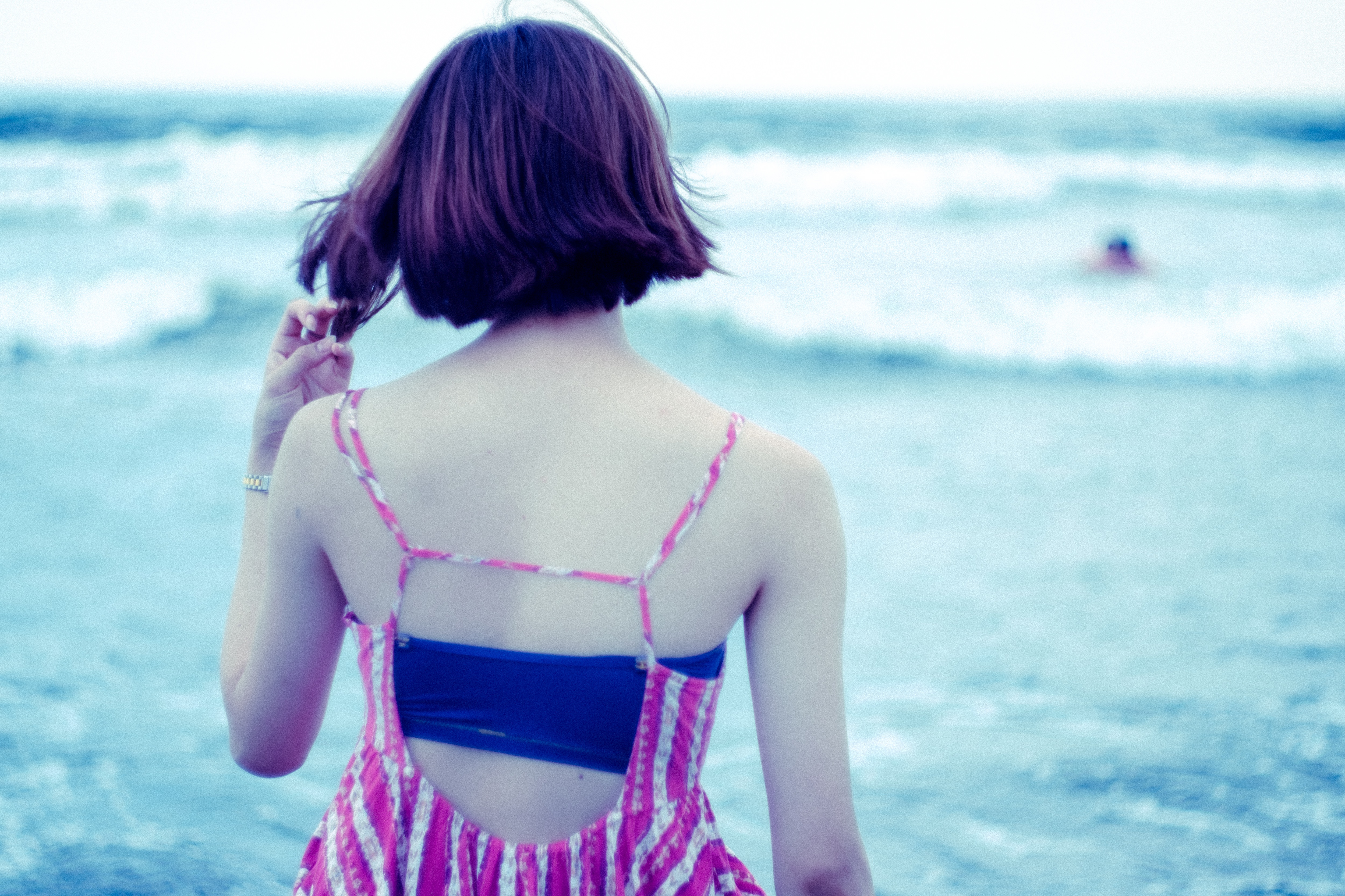 波打ち際の女性の後姿 夏 の写真を無料ダウンロード フリー素材 ぱくたそ 波打ち際の女性の後姿 夏 の写真を無料ダウンロード フリー素材 ぱくたそ