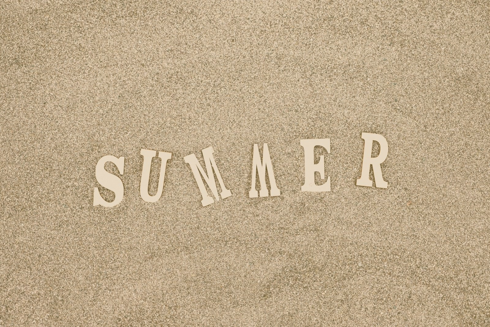 「砂浜と「SUMMER」の文字砂浜と「SUMMER」の文字」のフリー写真素材を拡大