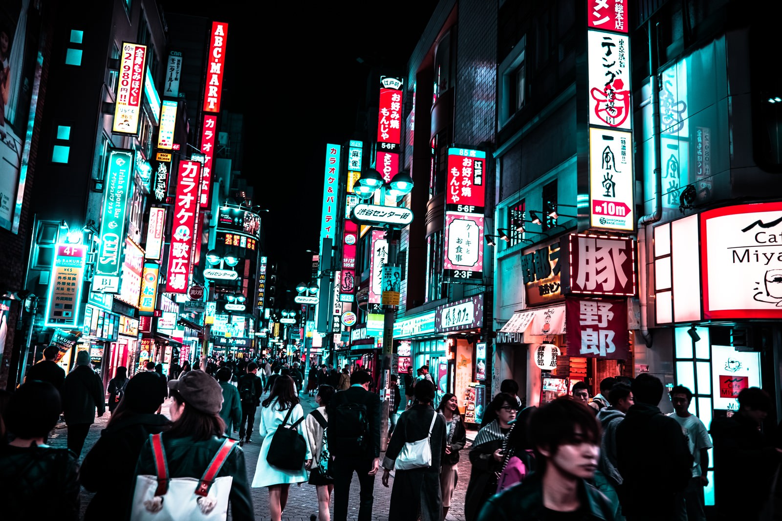 夜の渋谷センター街の人混みの写真を無料ダウンロード フリー素材 ぱくたそ