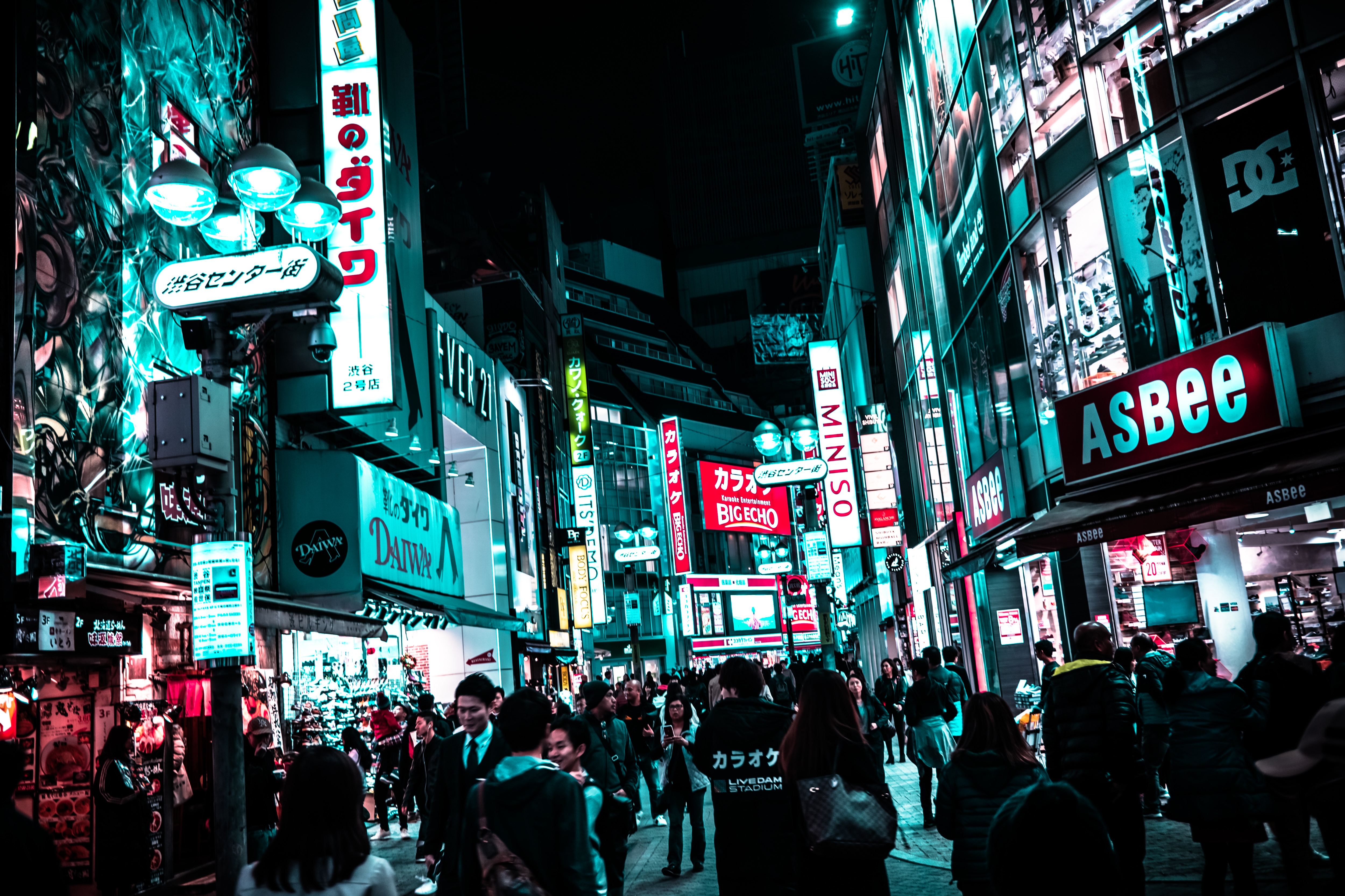 夜の渋谷センター街を行き交う通行人のフリー素材 ぱくたそ