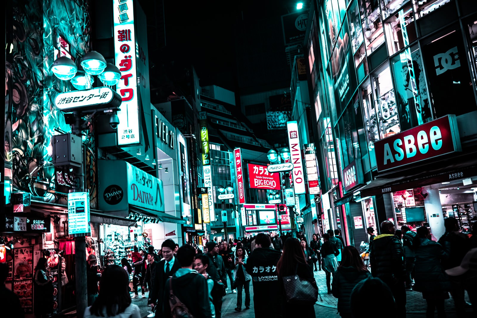 夜の渋谷センター街を行き交う通行人の写真 画像 を無料ダウンロード フリー素材のぱくたそ