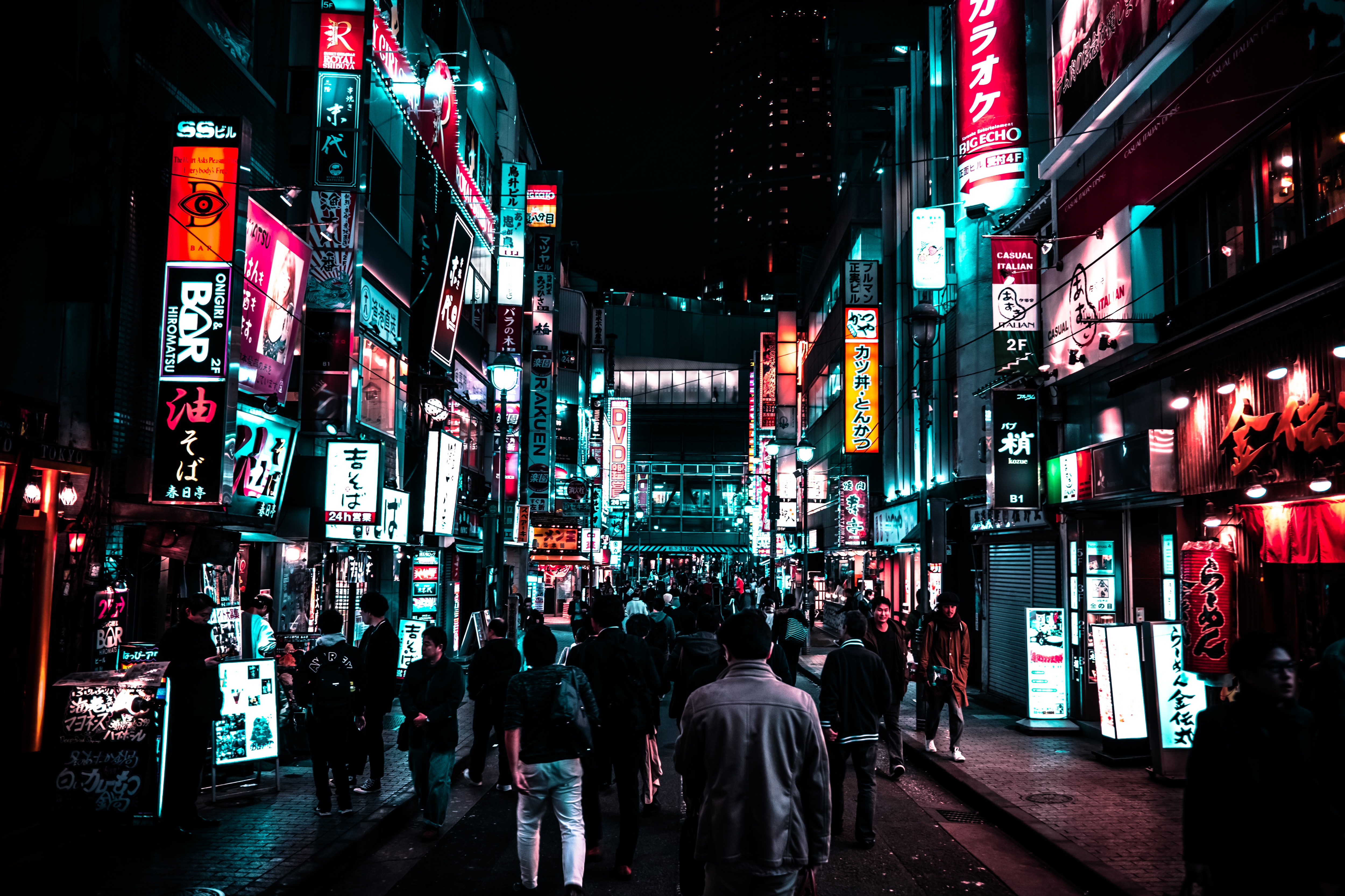 路地裏のネオン街を渋谷駅方向に歩く人の群れの写真 フリー素材は ぱくたそ 写真を無料ダウンロード