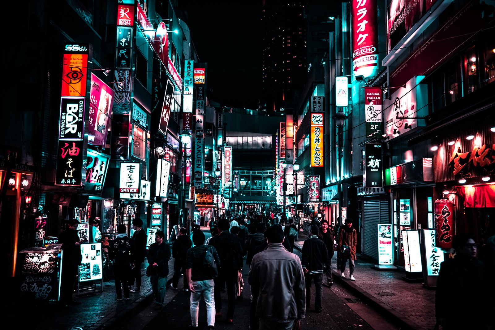 路地裏のネオン街を渋谷駅方向に歩く人の群れの写真 画像 を無料ダウンロード フリー素材のぱくたそ