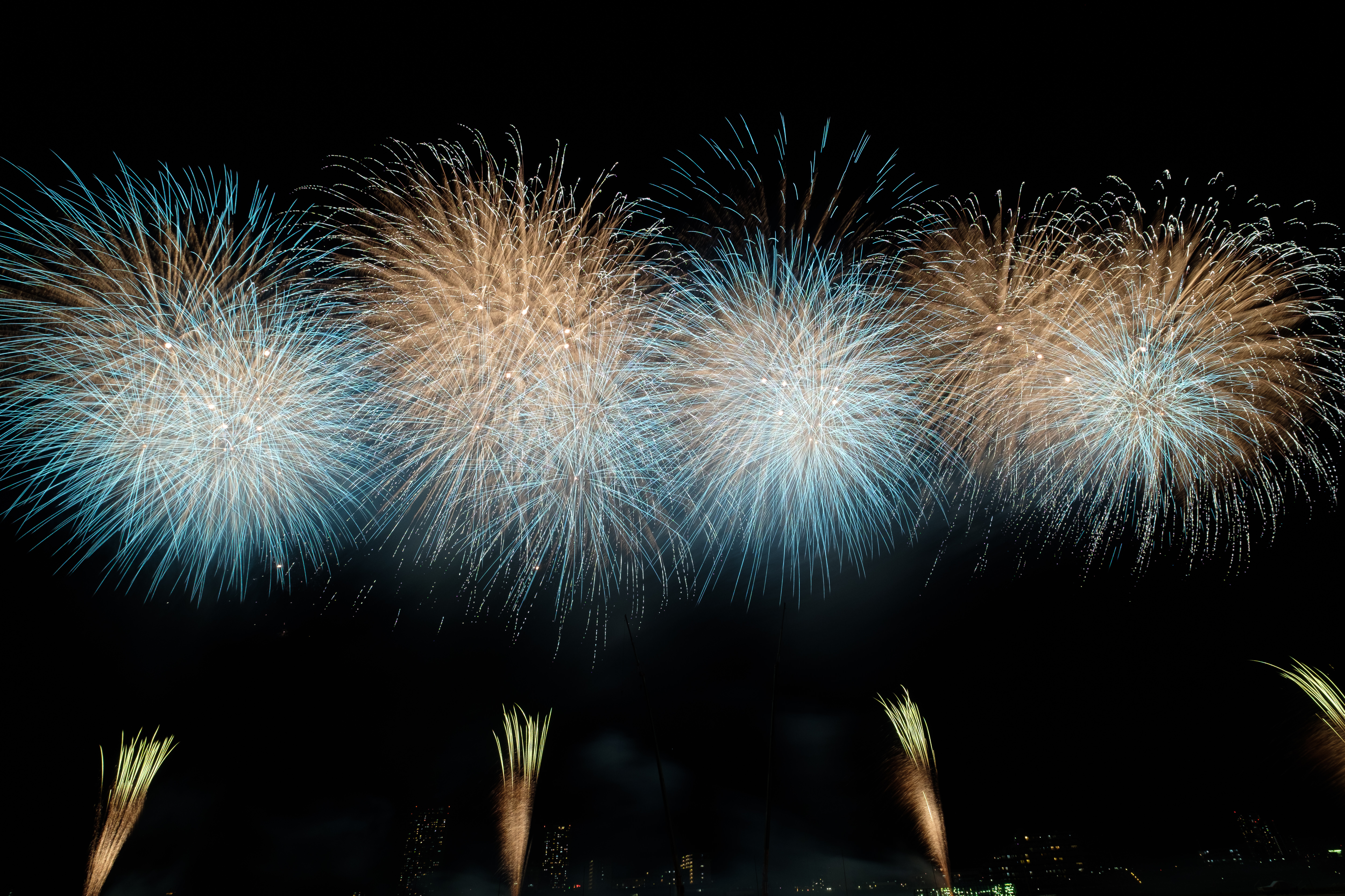 夏の風物詩 打上花火の写真素材 ぱくたそ