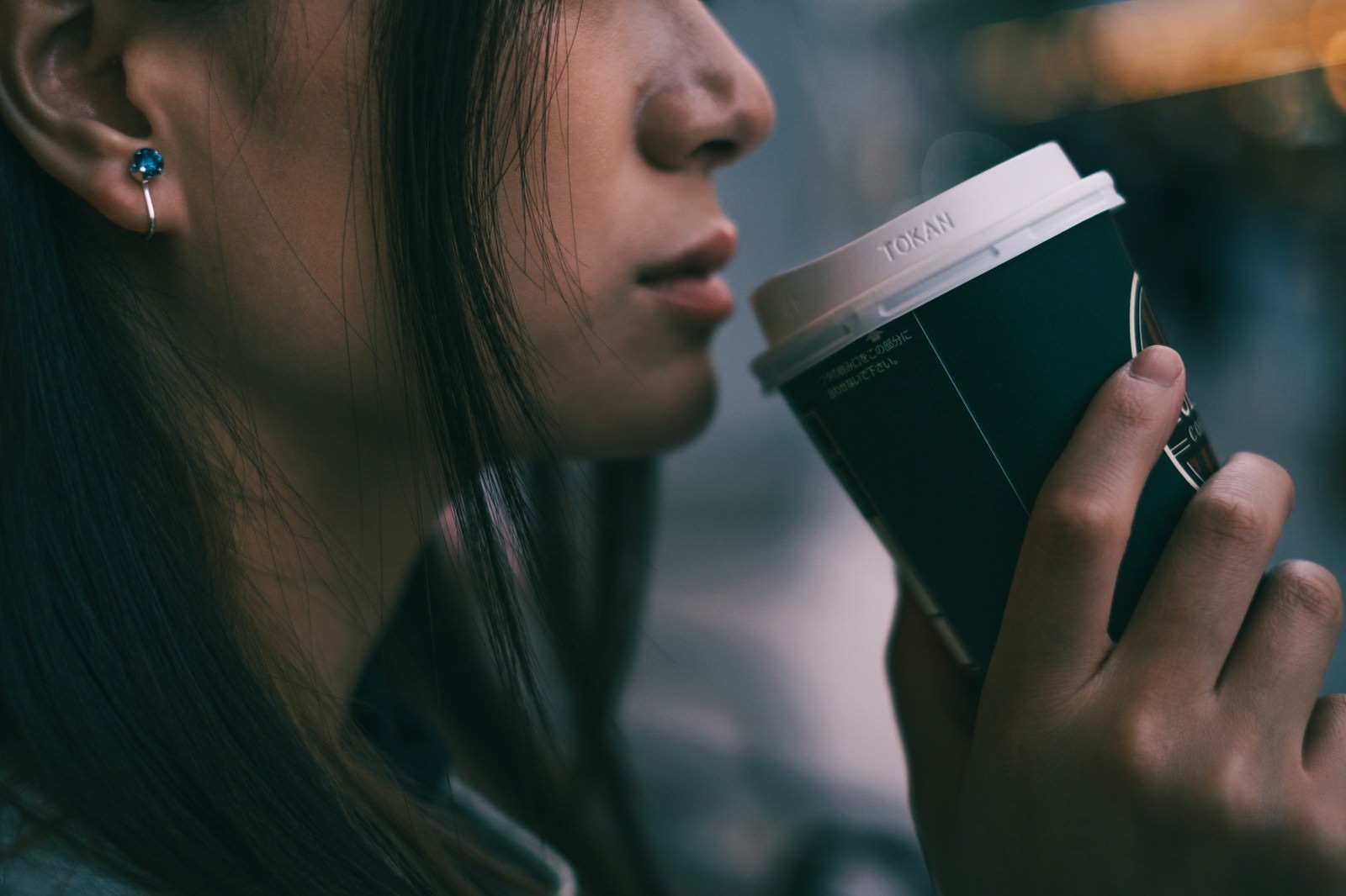 「コーヒータイムの女性の口元」の写真