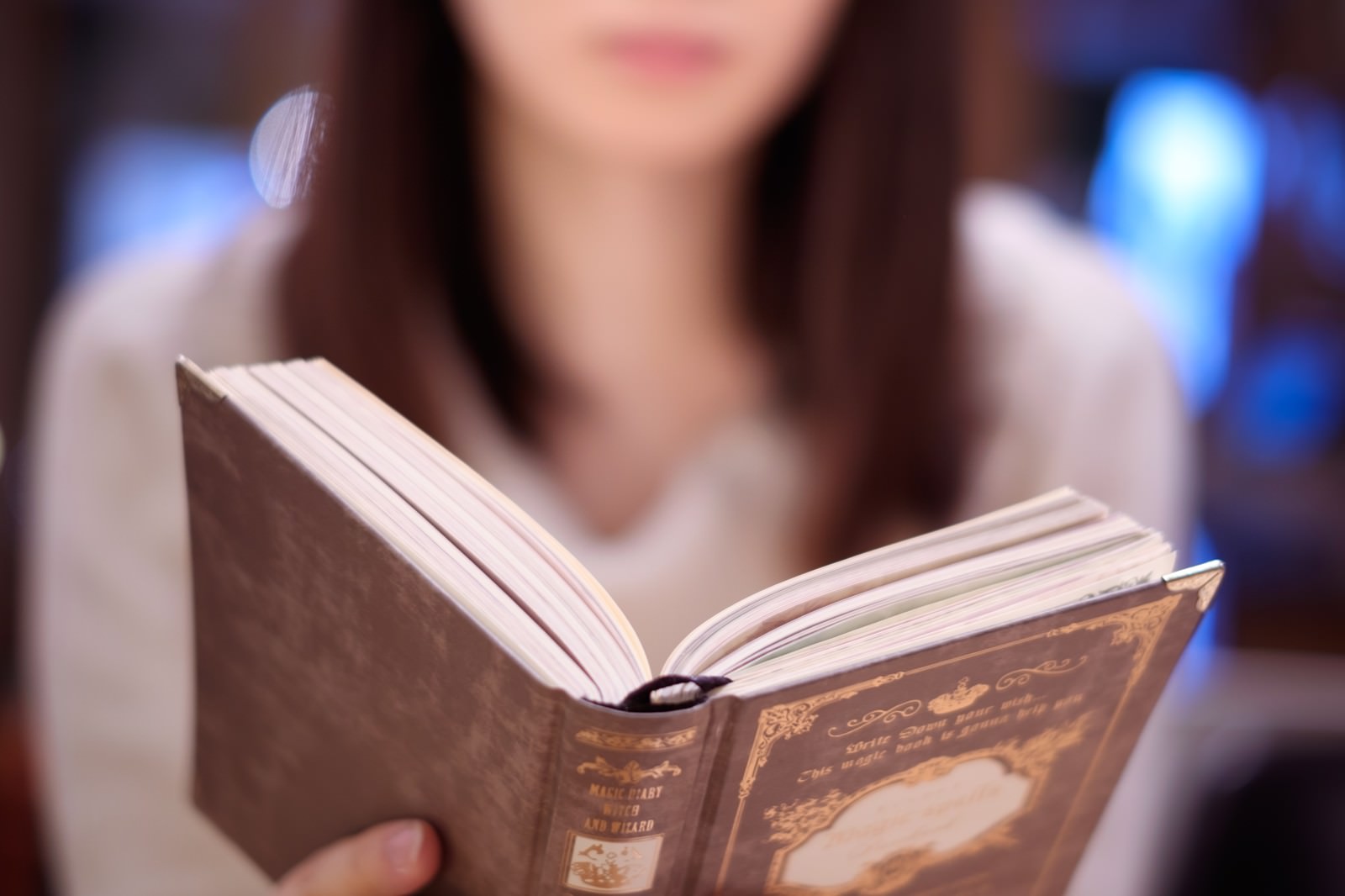 「洋書を読む女性 | フリー素材のぱくたそ」の写真