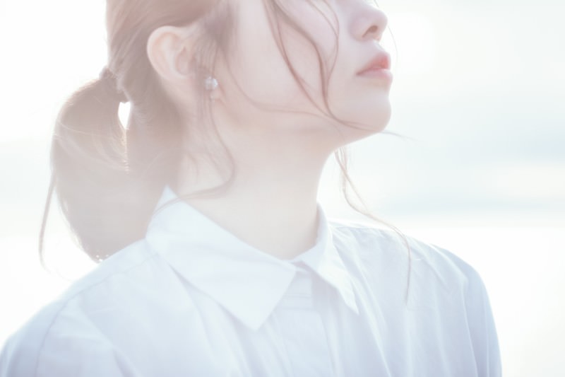 柔らかい逆光と寂しげな若い女性の横顔の写真 画像 を無料ダウンロード フリー素材のぱくたそ 柔らかい逆光と寂しげな若い女性の横顔の写真 画像 を無料ダウンロード フリー素材のぱくたそ