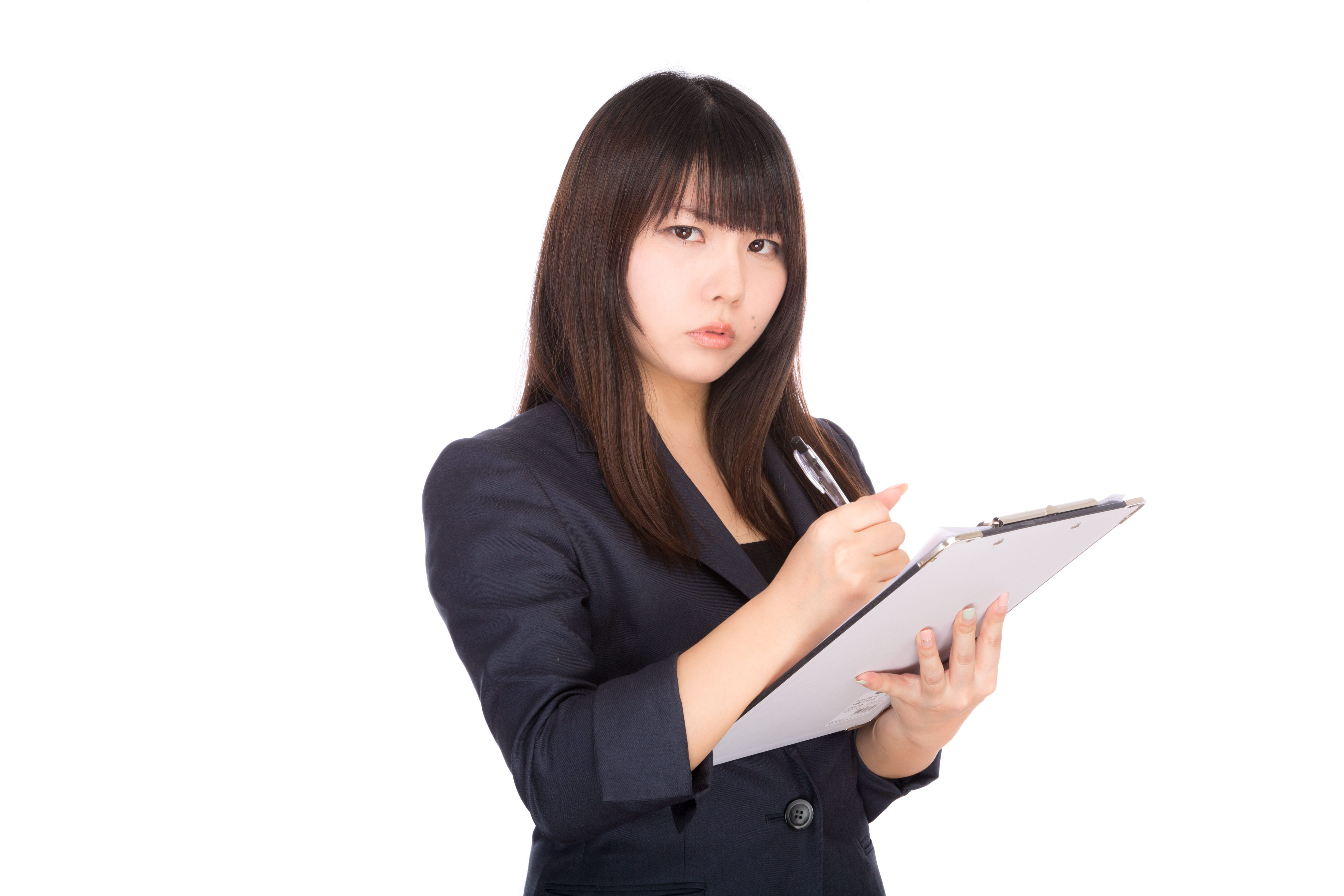 険しい表情でチェックを入れる人事担当の女性の無料の写真素材 フリー素材 をダウンロード ぱくたそ