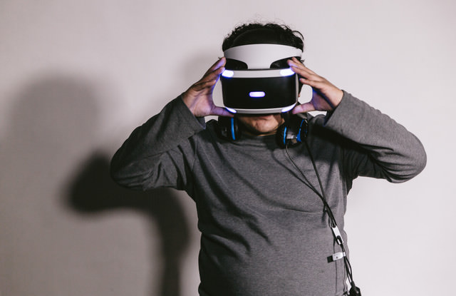 VRを装着する男性