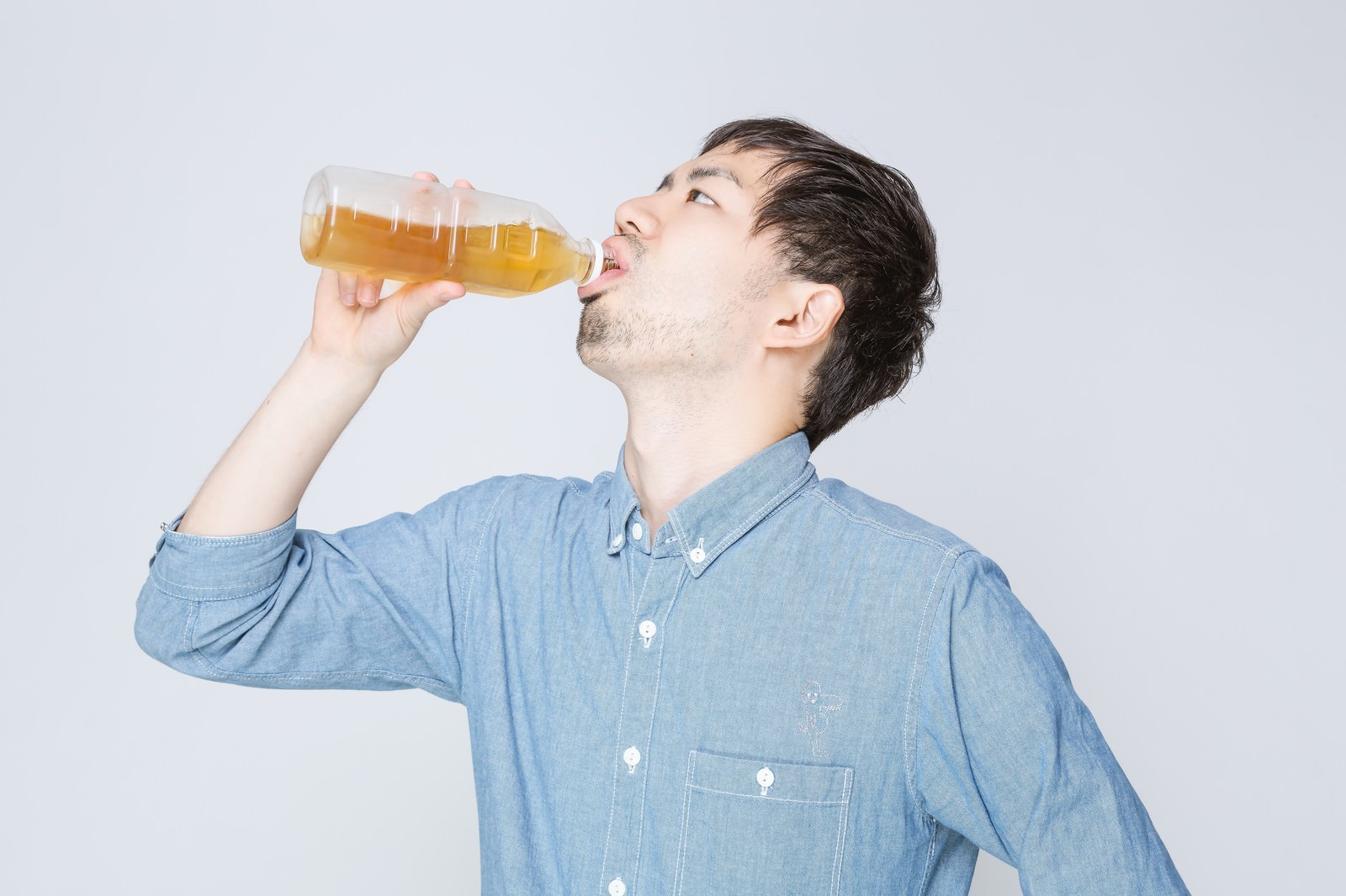 お茶をぐびぐび飲む男性の写真素材 - ぱくたそ