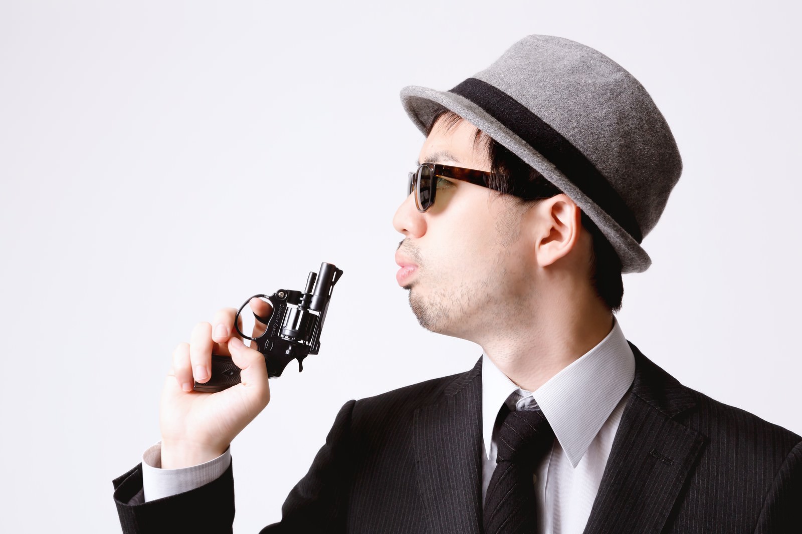 拳銃の硝煙を吹き消すエージェントの無料の写真素材 フリー素材 をダウンロード ぱくたそ