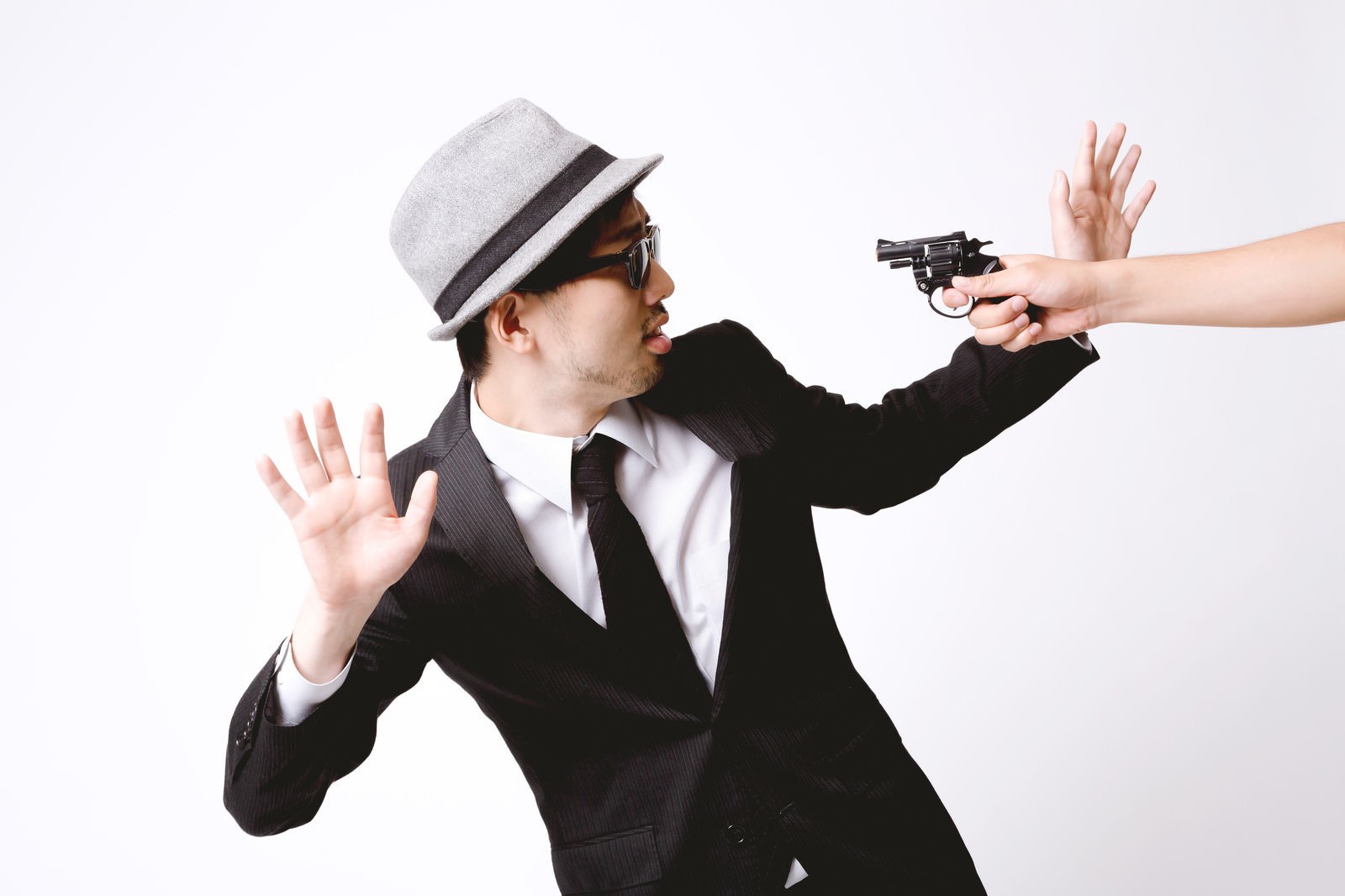 拳銃を突きつけられ両腕をあげるエージェントの写真 画像 を無料ダウンロード フリー素材のぱくたそ 拳銃を突きつけられ両腕をあげるエージェントの写真 画像 を無料ダウンロード フリー素材のぱくたそ