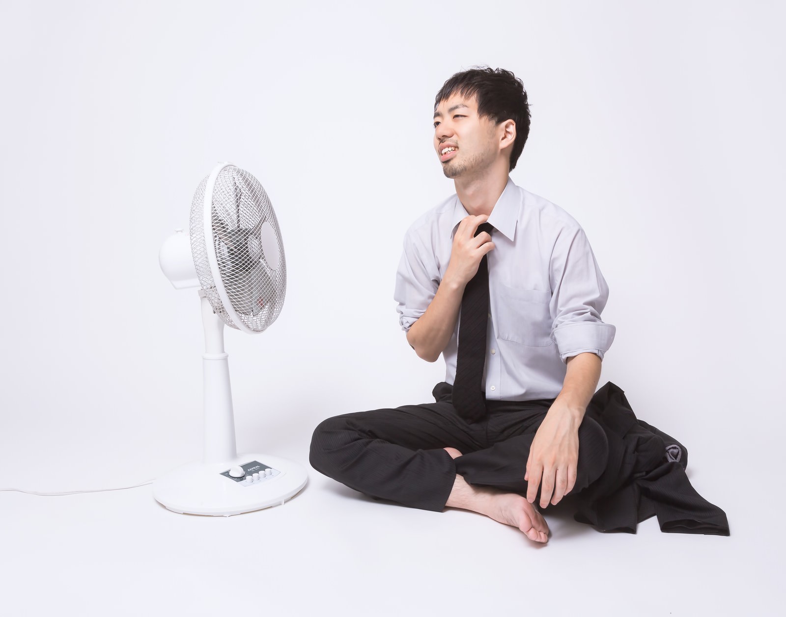 暑すぎて上着を脱いで扇風機に当たる会社員の写真 画像 を無料ダウンロード フリー素材のぱくたそ 暑すぎて上着を脱いで扇風機に当たる会社員の写真 画像 を無料ダウンロード フリー素材のぱくたそ
