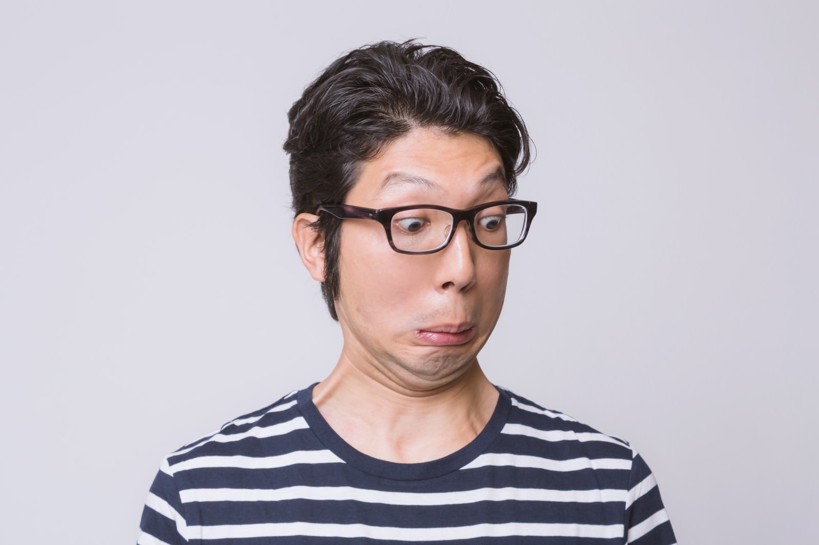 「目の前で大変なことが起きた時の表情 | フリー素材のぱくたそ」の写真［モデル：紳さん］