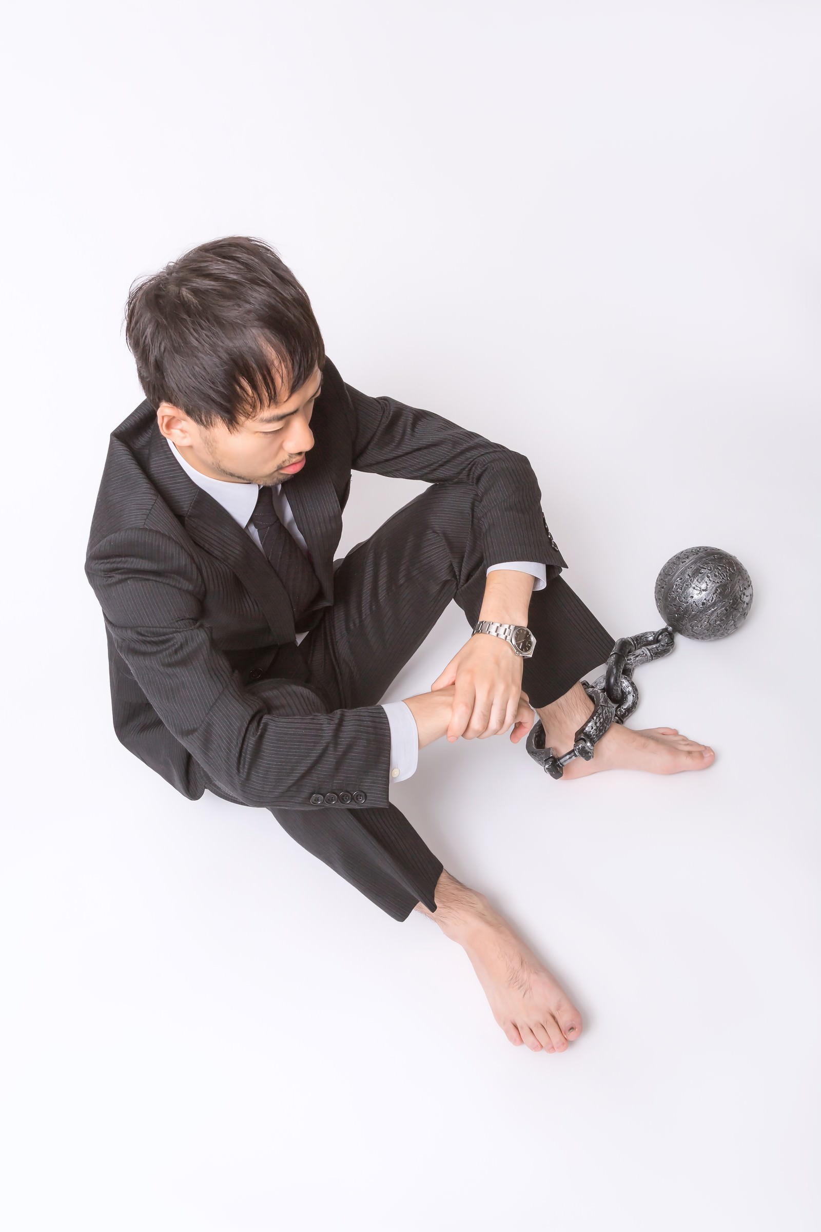 足枷と鉄球で逃げることを許されない会社員の写真素材 ぱくたそ