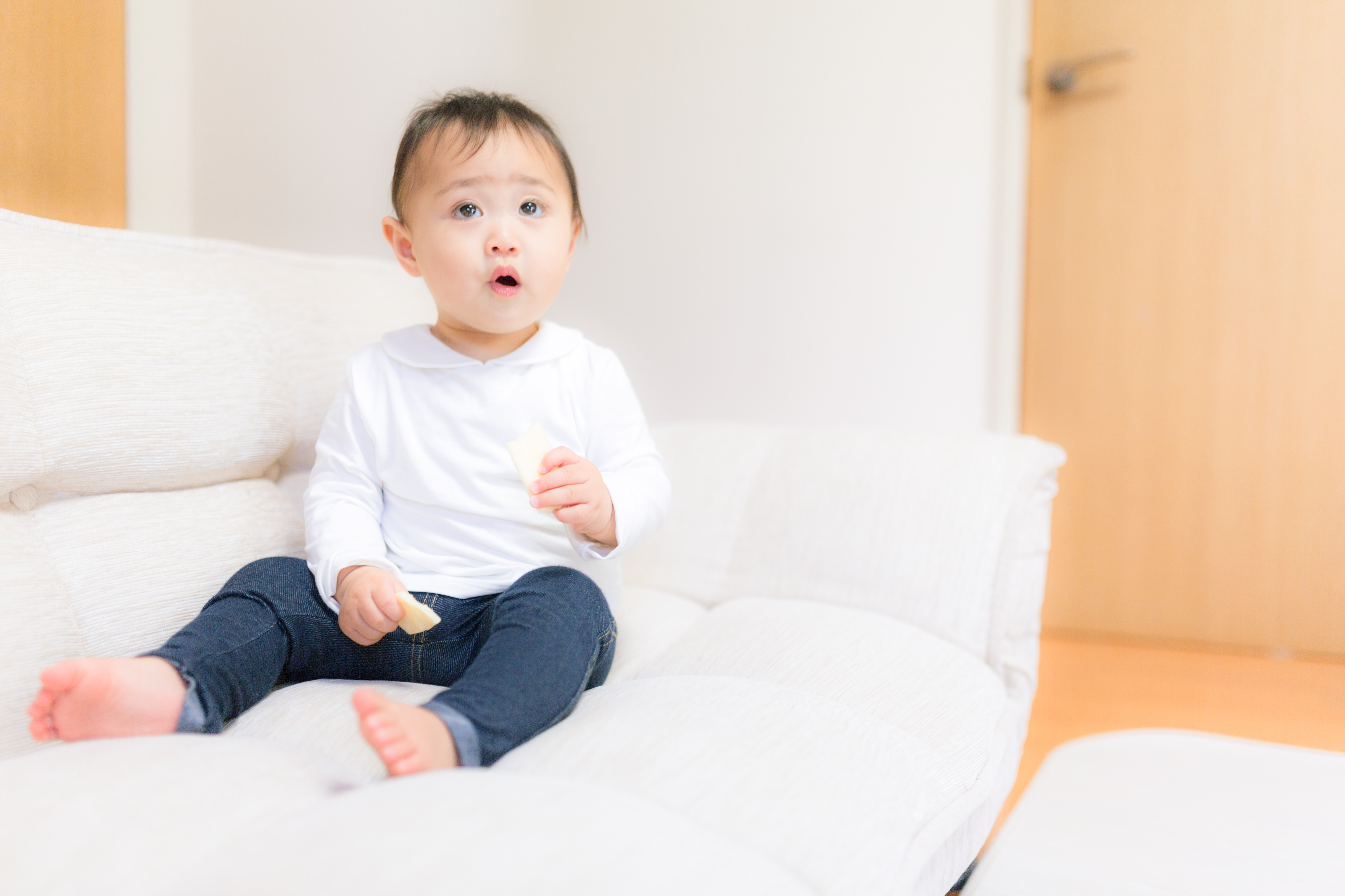 想定外に戸惑う赤ちゃんの無料の写真素材 フリー素材 をダウンロード ぱくたそ