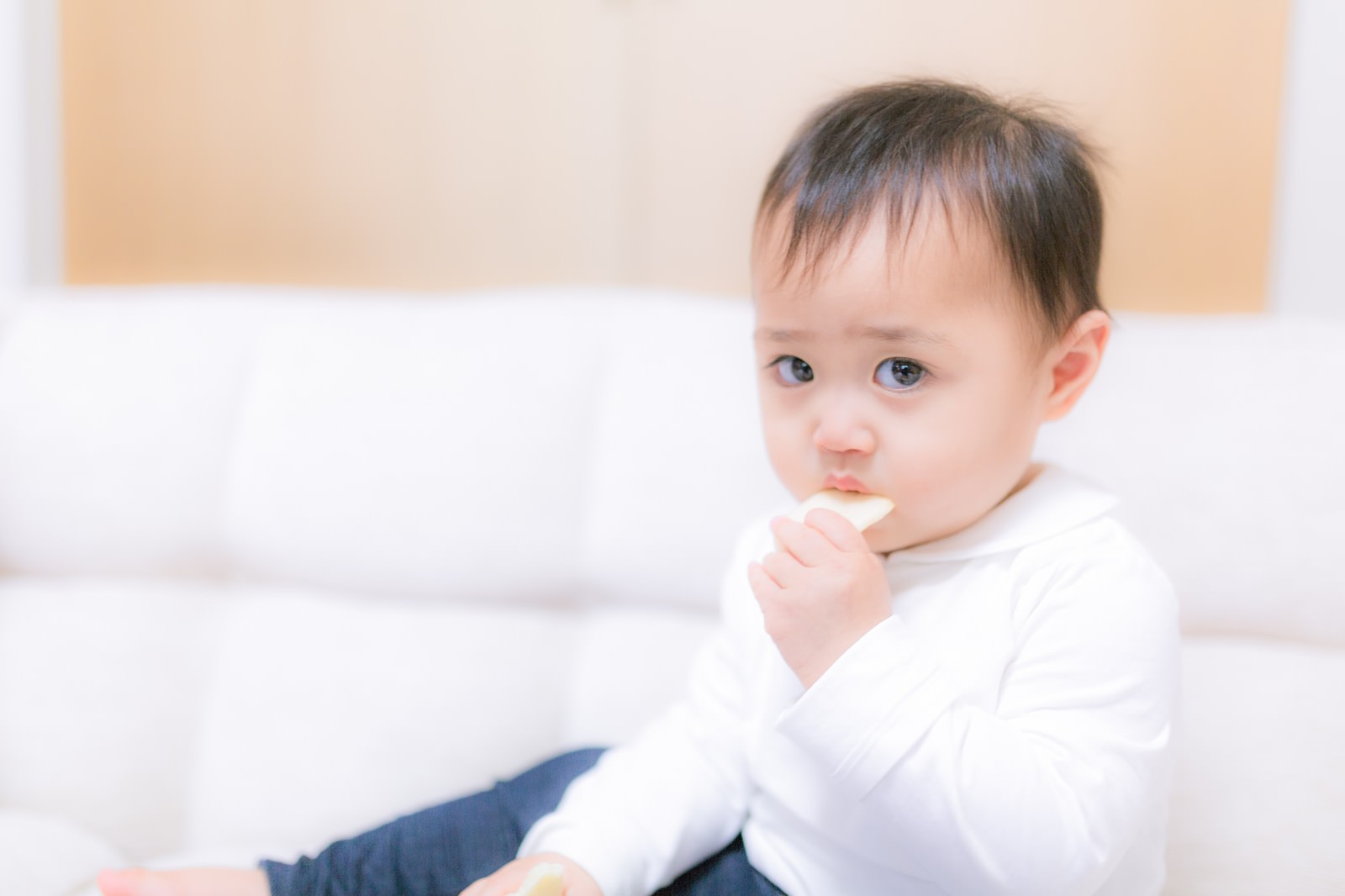 「お菓子をあげたら泣き止んだ赤ちゃんお菓子をあげたら泣き止んだ赤ちゃん」［モデル：Lisa］のフリー写真素材