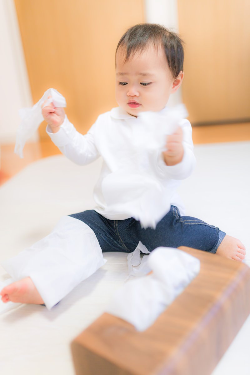 ティッシュを延々とひっぱり続ける赤ちゃんの写真素材 ぱくたそ ティッシュを延々とひっぱり続ける赤ちゃんの写真素材 ぱくたそ