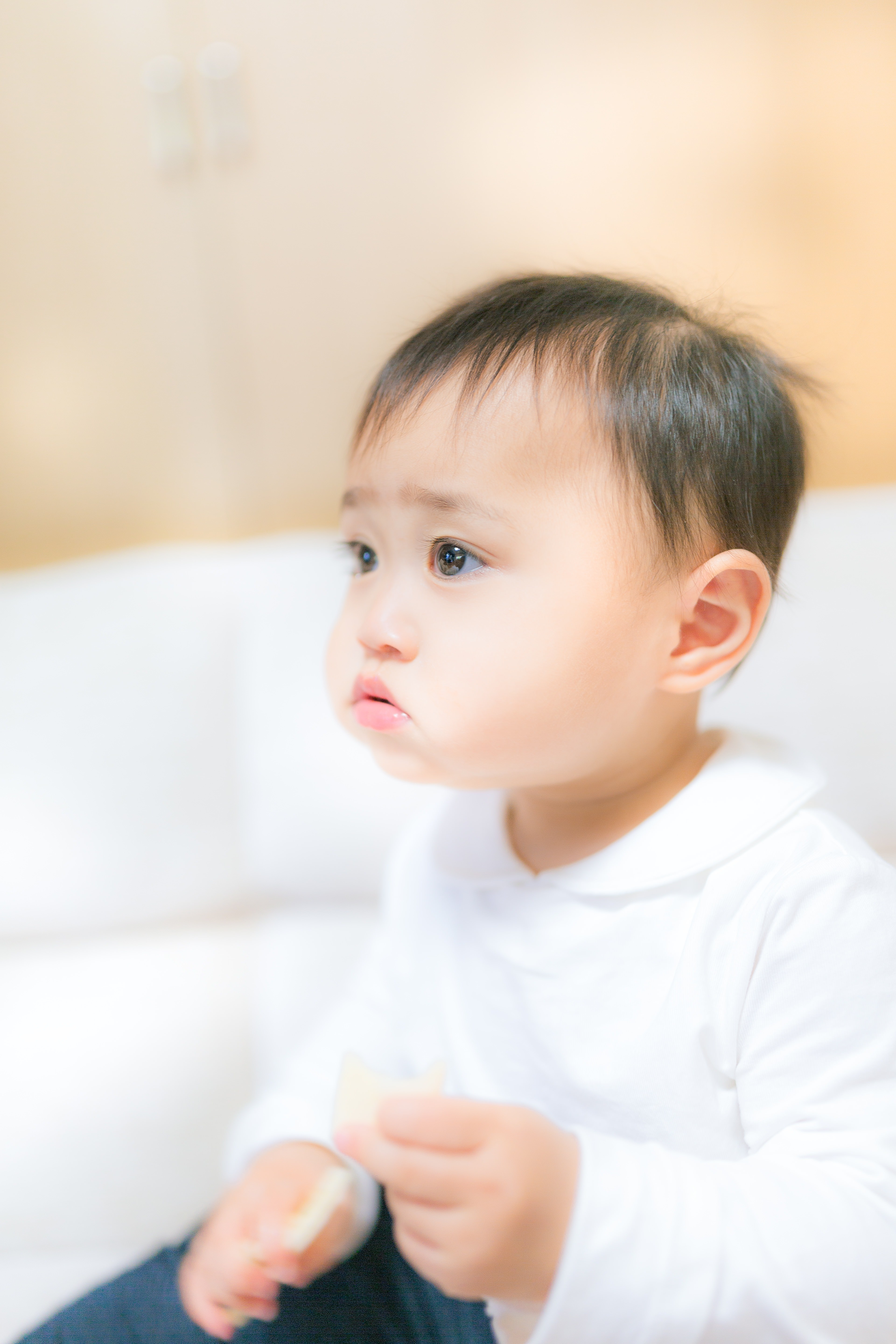 口いっぱいにモグモグ 赤ちゃん の写真素材 ぱくたそ